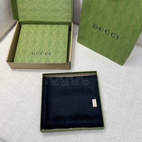 وشاح Gucci صغير بنقشة الجاكار، 45 × 180 سم، صوف 70% وحرير 30% 1 وشاح Gucci صغير بنقشة الجاكار، 45 × 180 سم، صوف 70% وحرير 30%