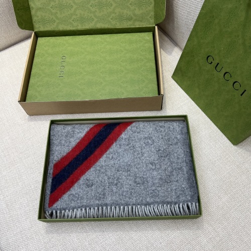 Écharpe Gucci en Laine Jacquard avec Bandes Web, 190 x 37 cm 1 Écharpe Gucci en Laine Jacquard avec Bandes Web, 190 x 37 cm
