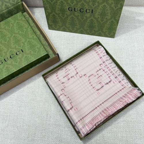 Écharpe Gucci en laine avec motif à carreaux et franges, 180 x 47 cm 1 Écharpe Gucci en laine avec motif à carreaux et franges, 180 x 47 cm