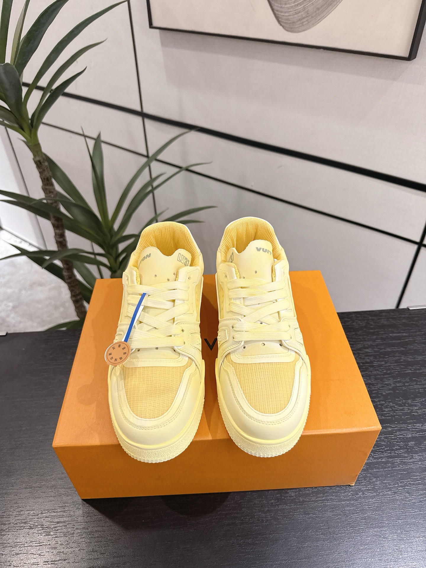 NO:904302,. 35 ~ 45 2026. Same style for men and women. Ceiling level. Synchronization of counters. Synchronization of materials. Synchronization of workmanship. Synchronization of details. Support comparison. Coding. Oil edges. Spare shoelaces. Add jacket. Yellow drawer box. Non-slip fragrance outsole is deodorant. Odorless. Supports returns and exchanges. Let you be sincere and worry-free. Transfer pictures to give you unexpected effects [hug], casual shoes/sports shoes, sneakers, jackets & coats19860909. 35 ～45 二零二六.男女同款.天花板级别.专柜同步.材料同步.做工同步.细节同步.支持对比.打码.油边.备用鞋带.加外套.黄色抽屉盒.防滑香精大底防臭.无气味.支持退换.让您高忱无忧.转图让你有意想不到的效果[拥抱],休闲鞋/运动鞋,sneakers,jackets & coats,Women's Shoes