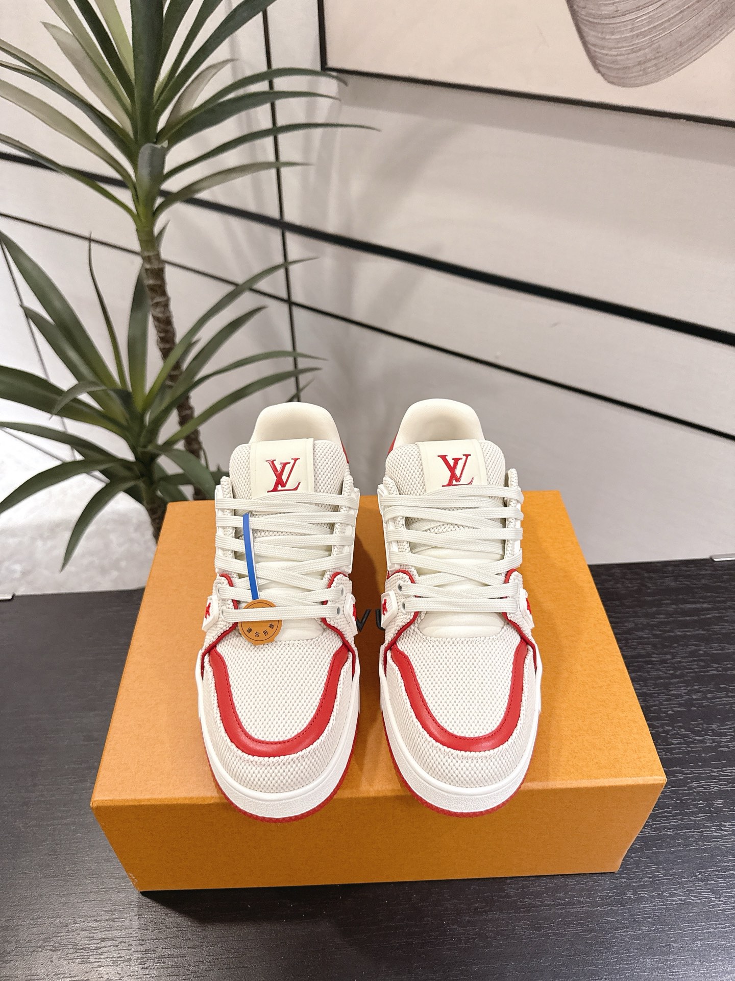 NO:904350,LV Trainer sneakers are hand-painted on Monogram canvas with a subtle bleached effect, combined with leather trim, LV lettering and the handwritten Louis Vuitton logo. Monogram floral embellished outsole, rear #54 logo refers to the year the brand was founded in 1854. Canvas laces Logo elements Rubber outsole accents Monogram 35-45,casual shoes/sneakers,louis vuitton,louis vuitton,sneakers19860909LV Trainer 运动鞋在 Monogram 帆布表面手工绘制微妙漂白效果,结合皮革饰边、LV 字母和手写体路易威登标识.Monogram 花卉点缀外底,后部 #54 标识寓意品牌成立的 1854 年.帆布鞋带 标识元素 橡胶外底点缀 Monogram 35-45,休闲鞋/运动鞋,louis vuitton,louis vuitton,sneakers,Women's Shoes