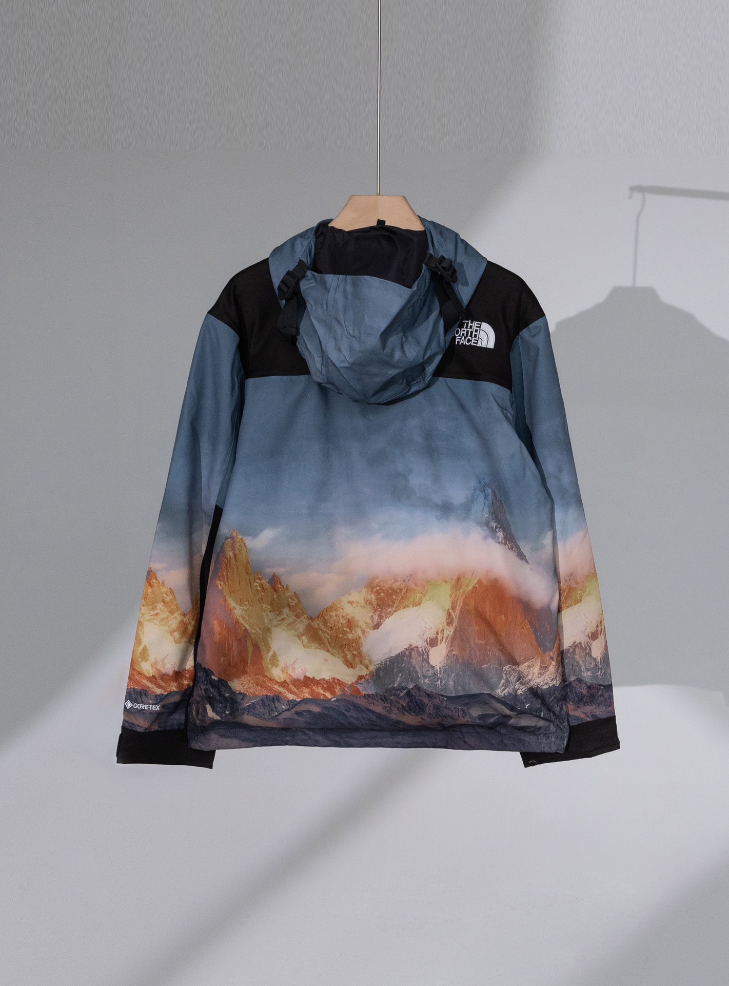 Stylish North Face Jacket with Sunlight Design for Outdoor Enthusiasts - 图片 5