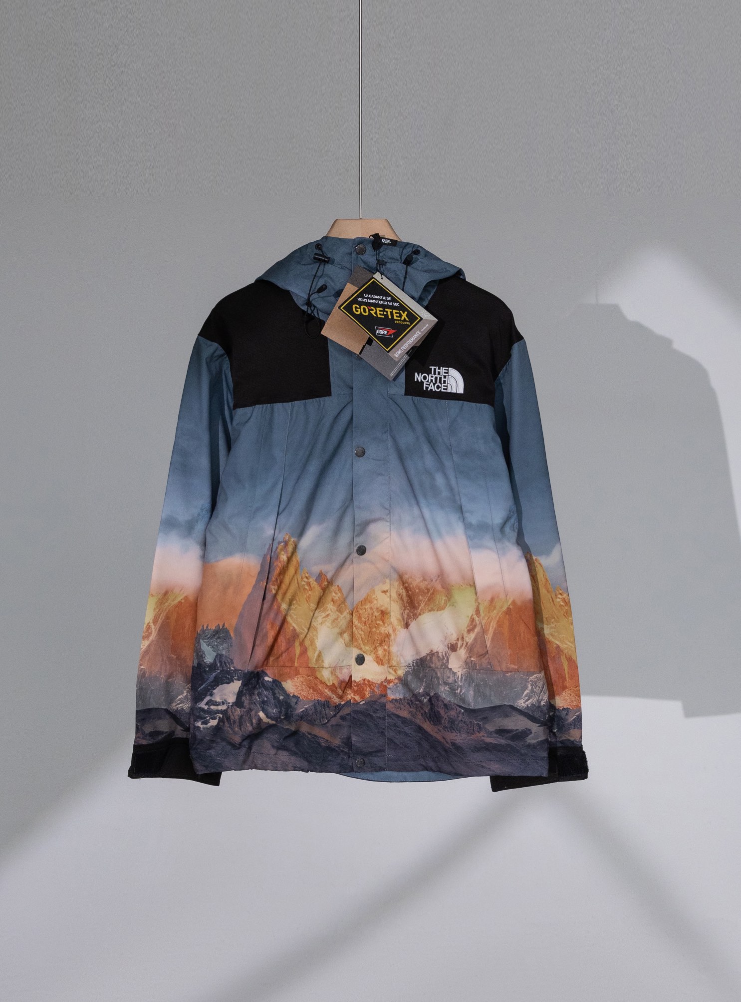 Stylish North Face Jacket with Sunlight Design for Outdoor Enthusiasts - 图片 4