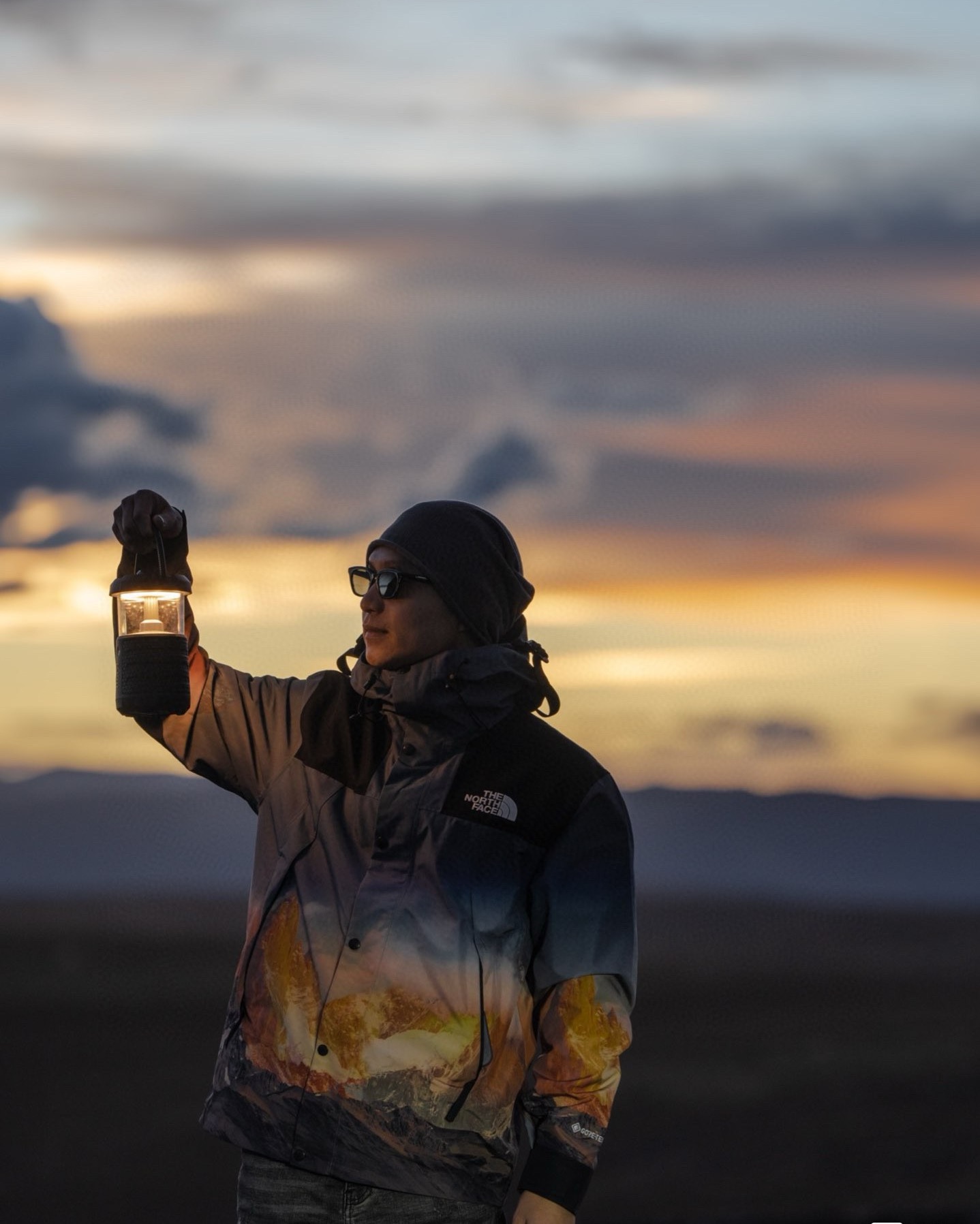 Stylish North Face Jacket with Sunlight Design for Outdoor Enthusiasts - 图片 2