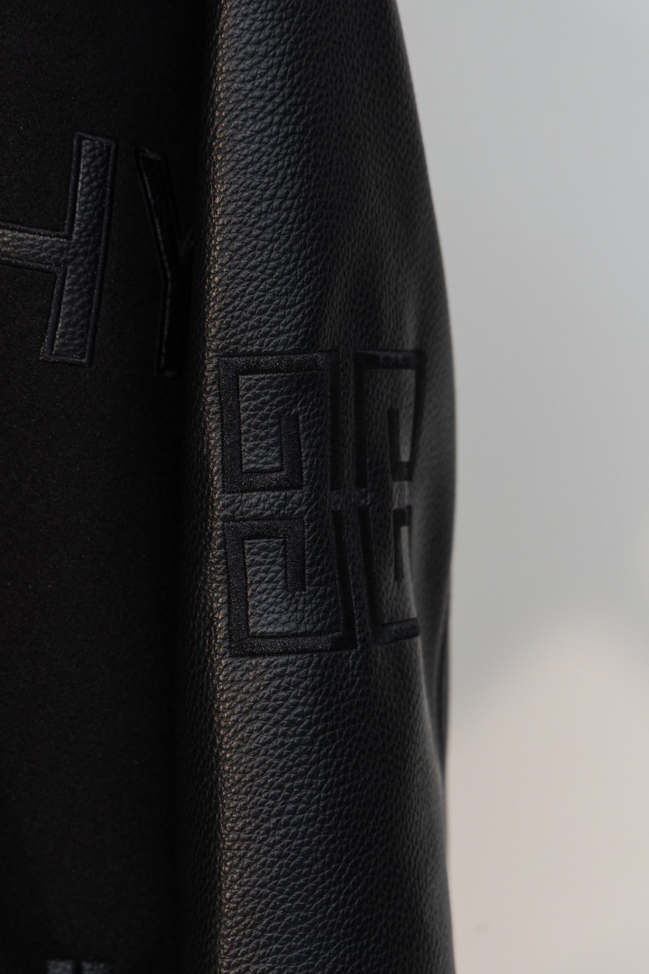 GVC Baseball Suit with Laser Scratch Skin Process and Hat Zipper Design - 图片 7