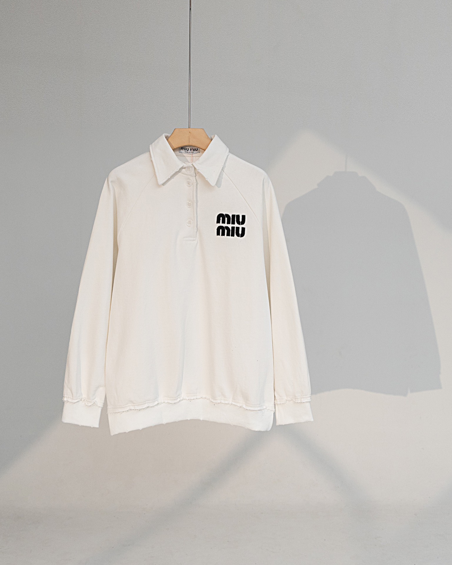 Zhang Tian-Lai-Miu-Miu Polo Coat: Detailed Embroidery Process and Unique Design - 图片 3