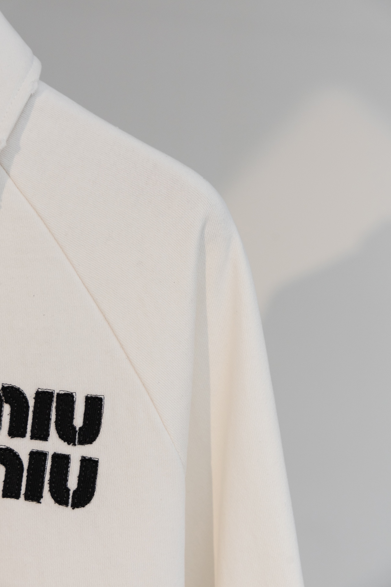 Zhang Tian-Lai-Miu-Miu Polo Coat: Detailed Embroidery Process and Unique Design - 图片 6