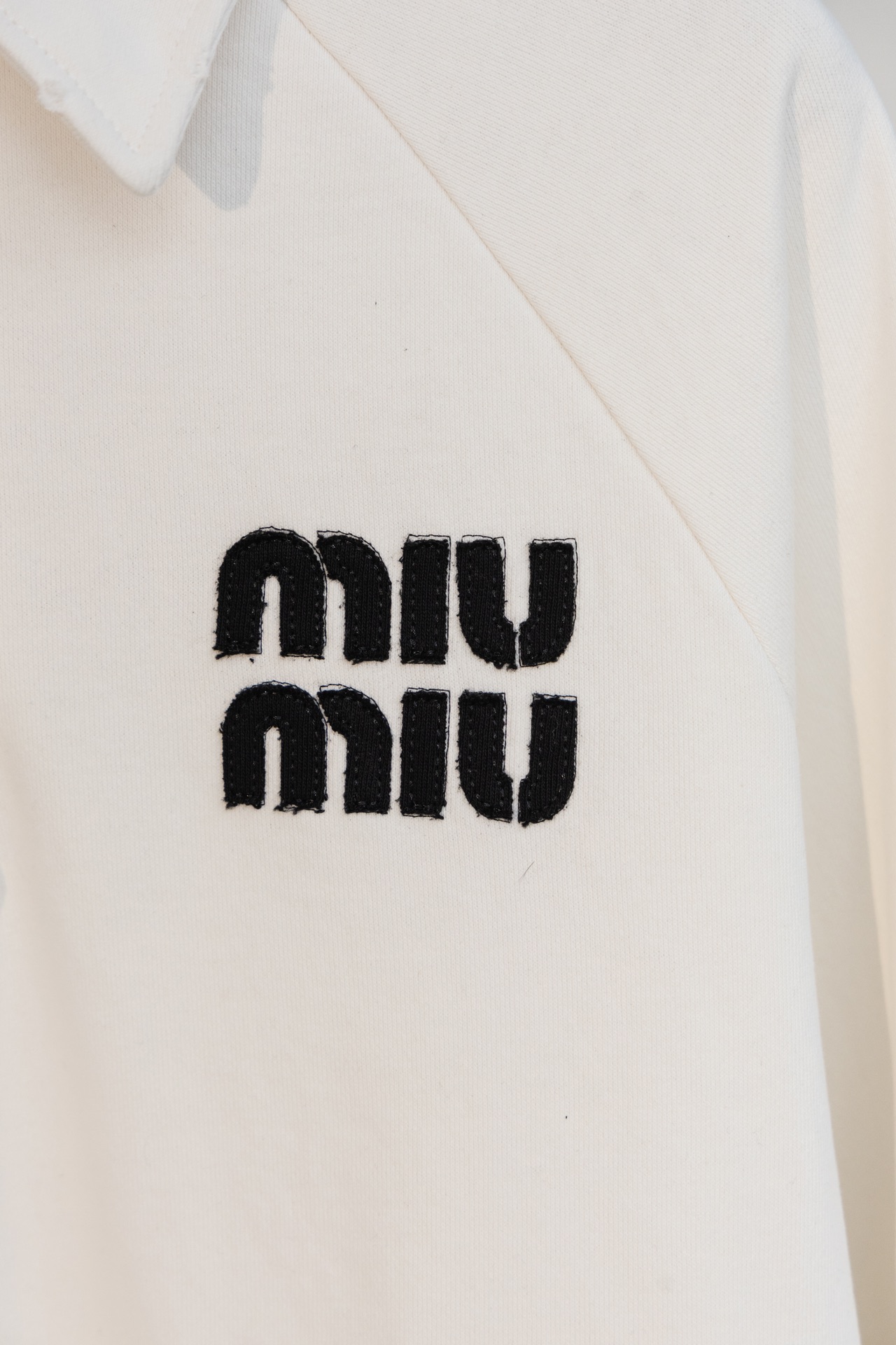 Zhang Tian-Lai-Miu-Miu Polo Coat: Detailed Embroidery Process and Unique Design - 图片 7