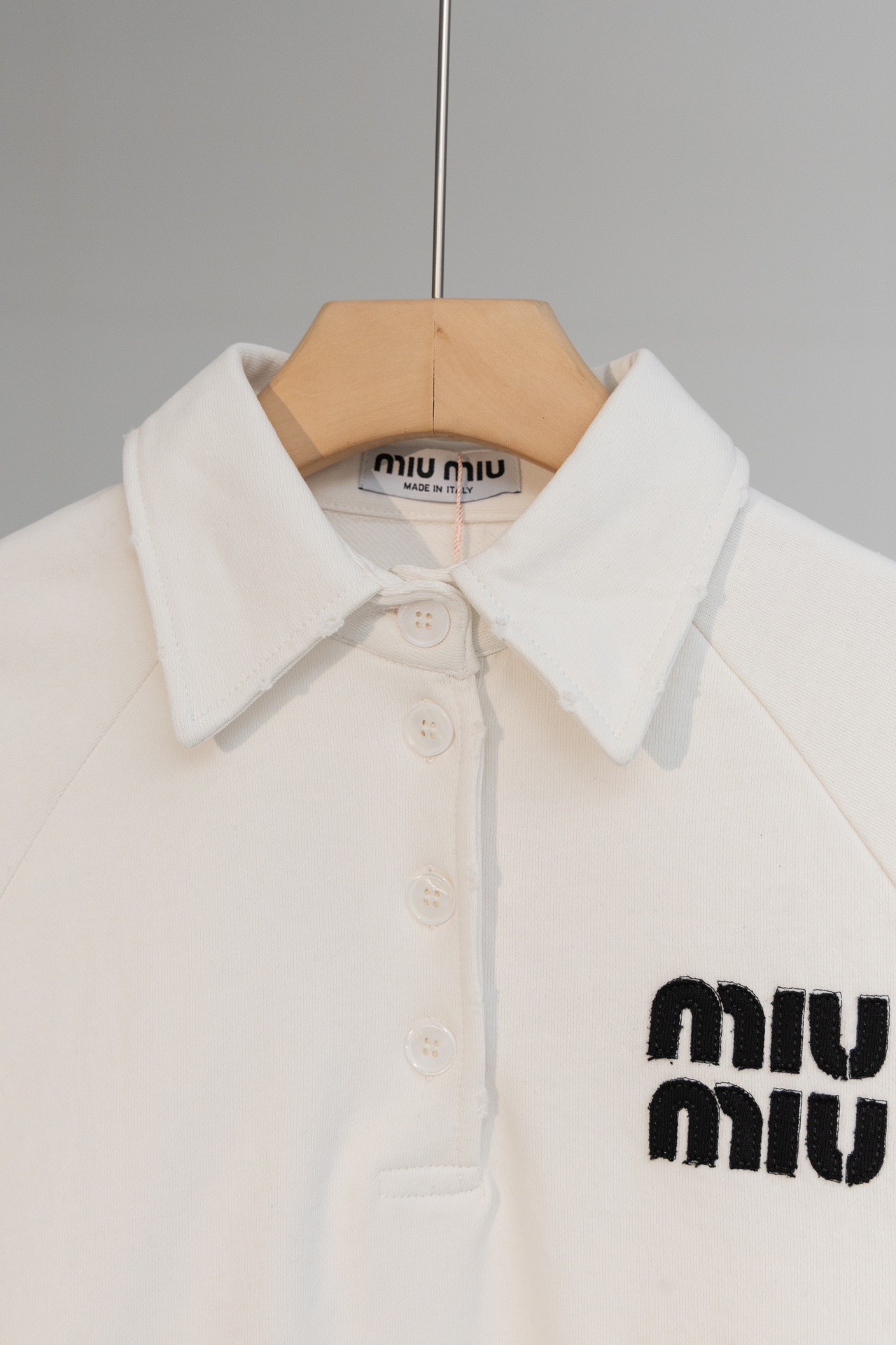 Zhang Tian-Lai-Miu-Miu Polo Coat: Detailed Embroidery Process and Unique Design - 图片 5