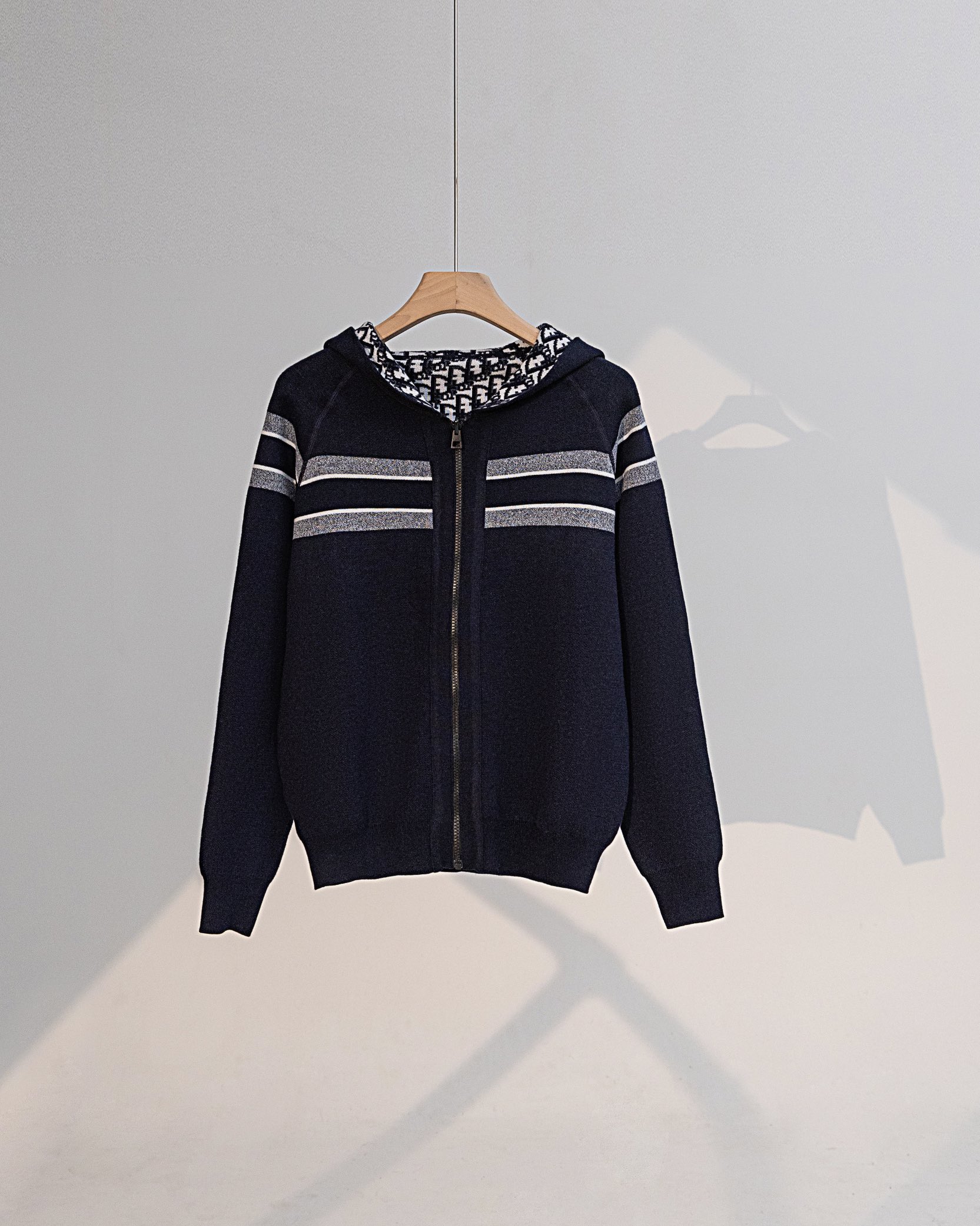 Diordio’s Classic Blue Wool Coat with Tweed Zipper and High-Quality Design - 图片 5