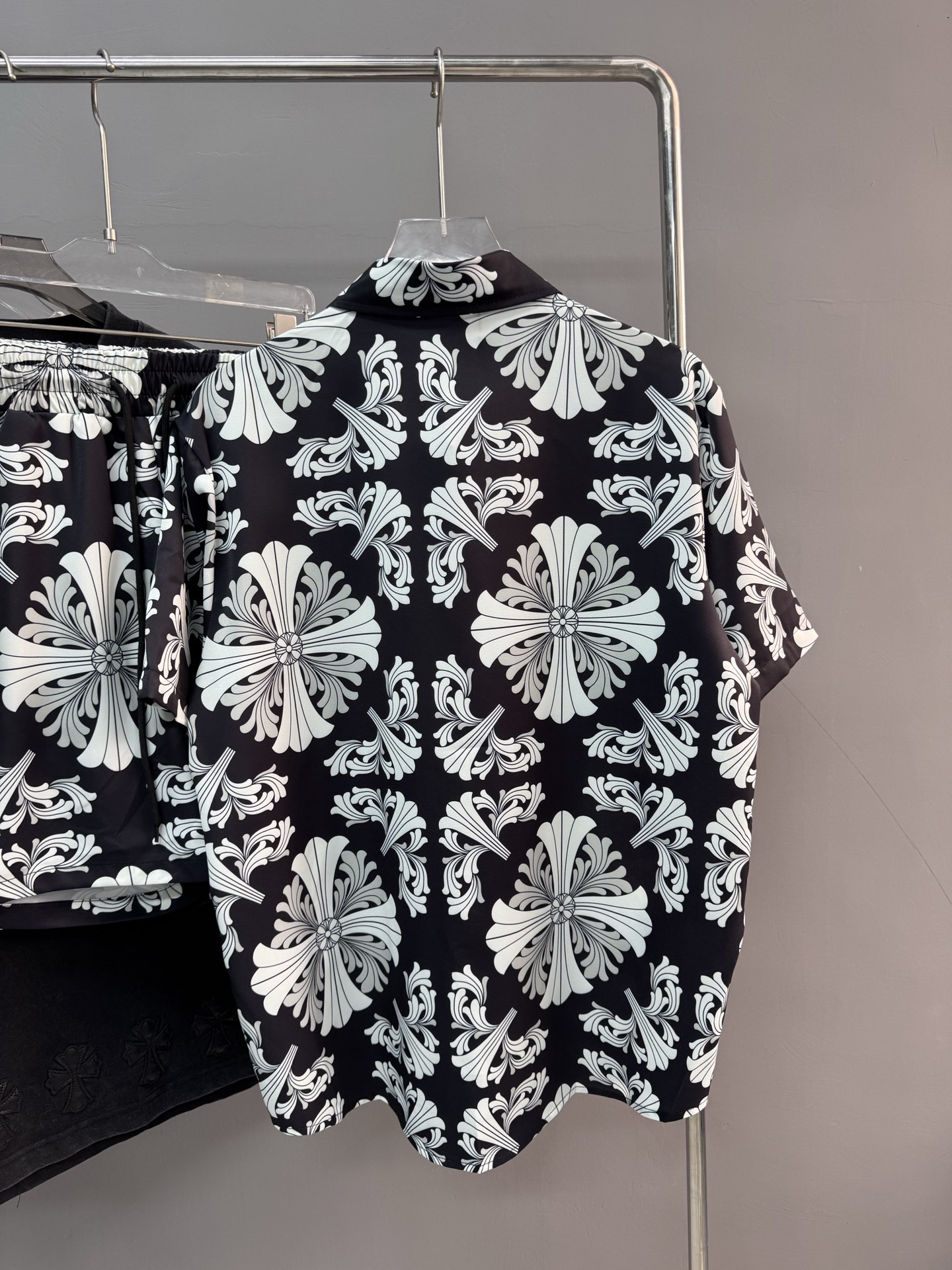 High-End Quality Hearts Iced Cotton Beach Shirt in Black, Sizes S-XL. - 图片 4