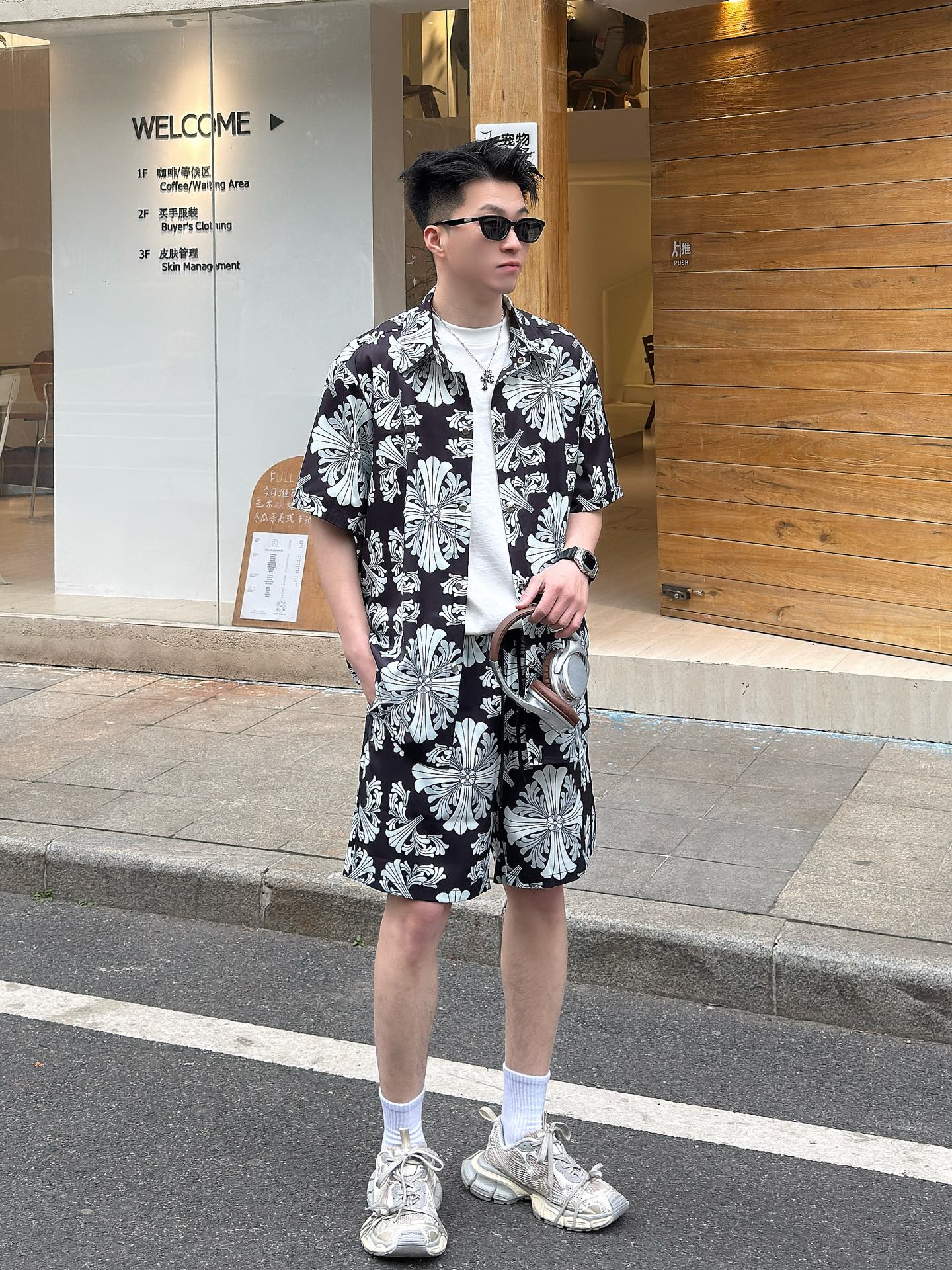 High-End Quality Hearts Iced Cotton Beach Shirt in Black, Sizes S-XL. - 图片 2