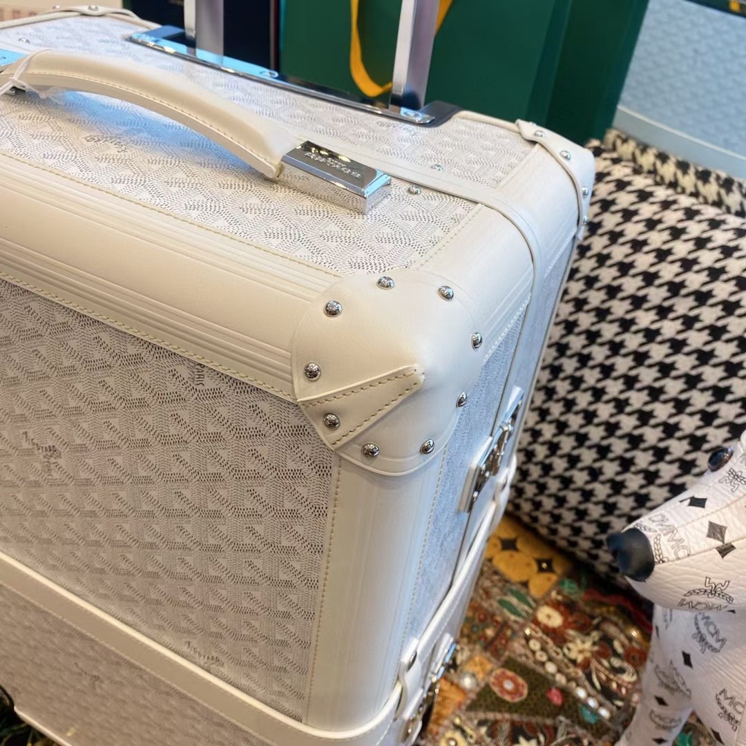 NO:269941,Detailed photos~~~ White~ Korean counter version Goyard Goya The latest version upgraded version of the new color Goyard 20-inch boarding case I didn’t expect any brand that is more tasteful than Goya!  Multi-color options, classic color matching, canvas fabric with a fragrance, exquisite workmanship, and old-fashioned patterns are also particularly pleasing to the eye. Apart from Hermes, the best handmade high-luxury brand, a perfect interpretation of low-key luxury. The first choice for full-packaging and gifts for counters, hermes19860909细节实拍图～～～ 白色～韩国专柜版Goyard戈雅 专柜最新版升级版新色Goyard 20寸登机箱 想不到还有什么牌子比戈雅更具品味的了！多色可选 配色经典 帆布面料带着清香 做工精致 老花纹也特别耐看～除爱马仕外最好的手工高奢品牌,低调奢华的完美诠释.专柜全套包装送礼首选,,hermes,luggage