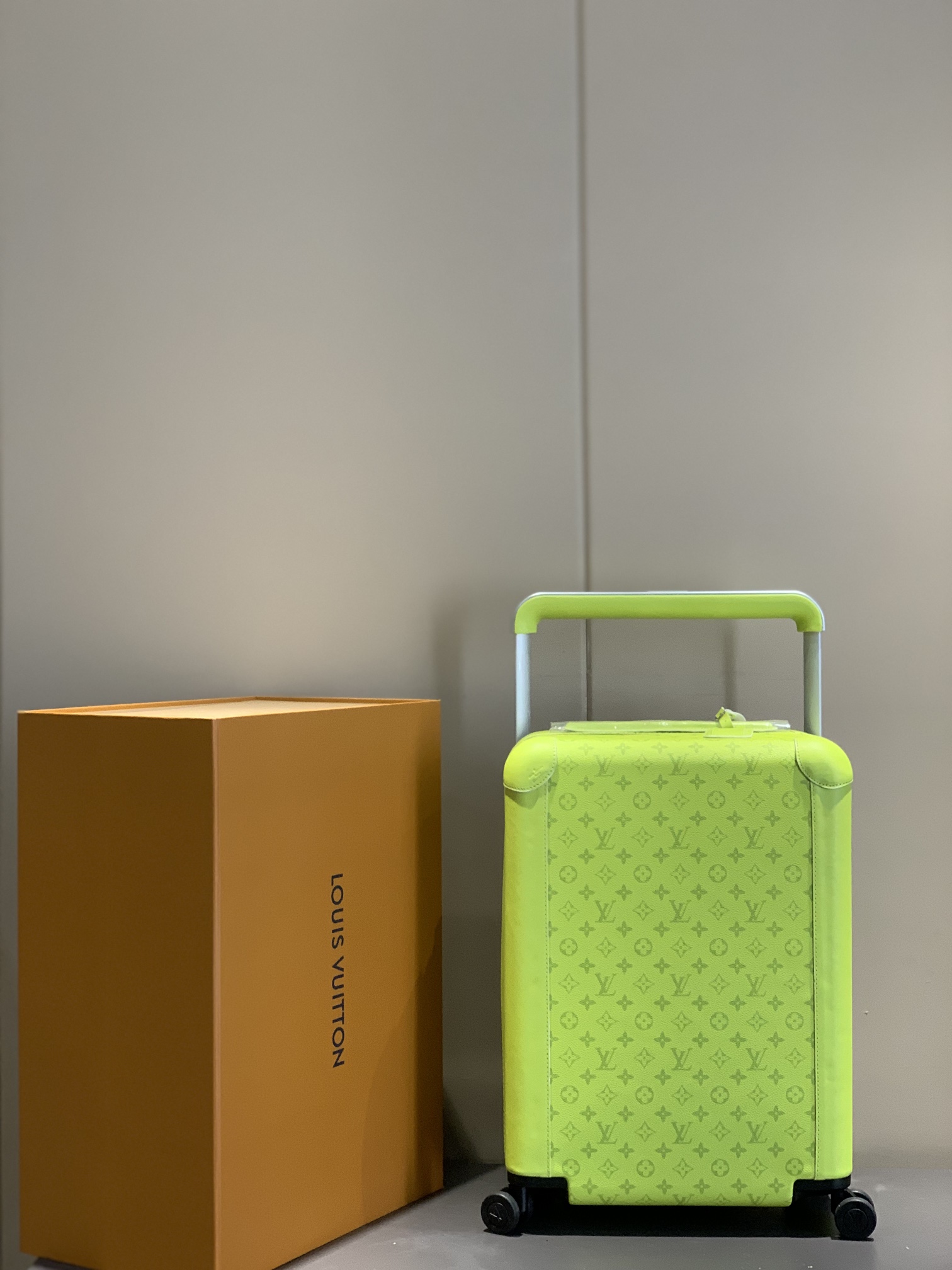 NO:532225,Original order [55cm high-quality trolley leather package] The only suitable product in the market!  Beautiful price HORIZON four-wheel trolley case, counter details 1) Trolley material, aluminum alloy silver fine tie rod, round hole snap buckle, aluminum alloy button. 2) Wheel-to-version wheel seat, counter round hole air silent wheel 3) Lock-to-version silver lock 4) Imported leather pair leather 5) Leather tie rod leather wrap Corresponding size: 38.0 x 55.0 x 21.0 cm Boarding box 20 inches (Length x Height x Width) - Body luggage size - Capacity 28 liters ———————————— [Market Ordinary Improper version] Market Common Version Improper version Improper version 1) Trolley material is incorrect plastic tie rod, square hole snap buckle, plastic button. 2) Wheel misversion wheel seat, wrong large circle plastic wheel 3) Lock misversion gray lock 4) Leather market ordinary leather color is incorrect and the style is incorrect!  5) The inner color is incorrect 6) The wrong size is 32*58*19CM 7) The pull rod handle plastic screws are all in the bottom row of screws,19860909原单【55cm 高货 拉杆真皮包裹】 市场唯一对版货！ 价格美丽 HORIZON 四轮拉杆箱 对版细节 1）拉杆材质铝合金银色细拉杆、圆孔卡扣、铝合金按钮. 2）轮子对版轮座,对版圆孔航空静音轮 3）锁对版银色锁 4）皮进口对版皮 5）皮拉杆真皮包裹 对版size: 38.0 x 55.0 x 21.0 cm 登机箱20寸 (长 x 高 x 宽) - 随身上机行李尺寸 - 容量28升 ———————————【市场 普通 不对版货】 市场普通版本不对版细节 1）拉杆材质错版塑料拉杆,方孔卡扣,塑料按钮. 2）轮子错版轮座,错版大圆圈塑料轮 3）锁错版灰色锁 4）皮市场普通皮颜色不对花色不对版！ 5）内里颜色不对版 6）错版尺寸32*58*19CM 7）拉杆拉杆把手塑料打螺丝钉 底部全部是一排螺丝钉,,luggage