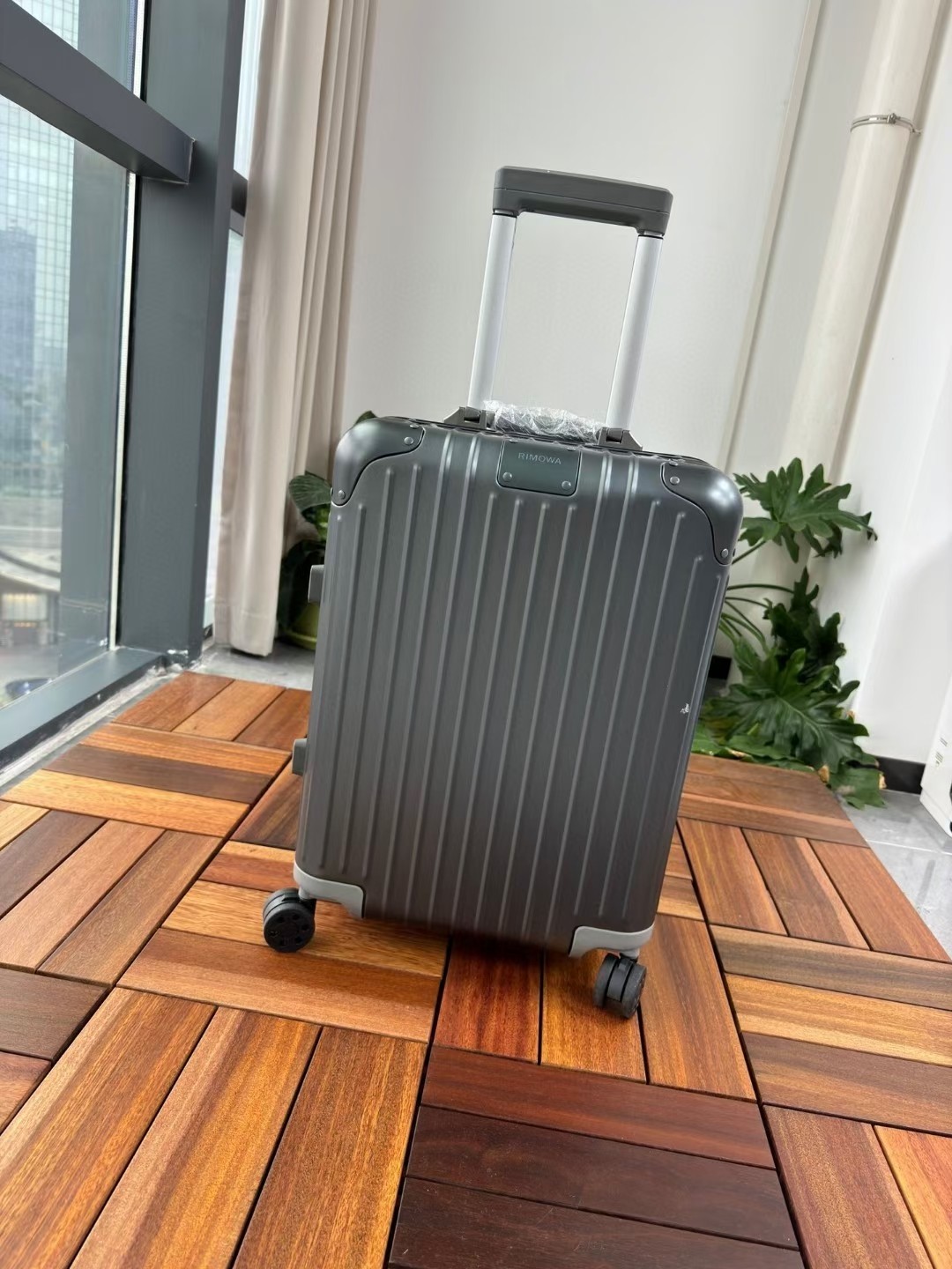 NO:269911,Waited for too long!  Rimowa Orginal's special custom aluminum-magnesium-alloy suitcase, 21 inches. It is equipped with new colors, Arctic blue, Fire Orange and Star Grey. The aluminum-alloy magnesium-alloy leather and leather label are integrated with materials to create a unique classic style. The box adopts the same material polycarbonate, which is lighter and stronger than ordinary luggage. Vertical strip straight lines, rubber lifting hands, two-shift gear lever, and ten thousand rolling beads roll into wheels, which is very silky when used. Basically, the most complete set is the top-end. Please check the valuables and heavy items in person before signing for them. If you sign for the number of items without receipt, you will not return or exchange.19860909等太了久了！Rimowa Orginal特限别定款铝镁金合行李箱,21寸.全配新色,北极蓝、火橙星色以水及星灰.铝合镁金皮和革标等志性材有料机融合,打独造一无二的典经款式.箱采体用机飞同款质材聚碳酸酯,相普比通的行箱李更轻盈,更结实.竖条直纹装饰,橡提胶手,二调挡节拉杆,万滚向珠抽滚成轮,使用来起非常丝滑.基全本系顶配. 贵物重品请当面检查之后再签收,签无收质问量题不退换.,,luggage