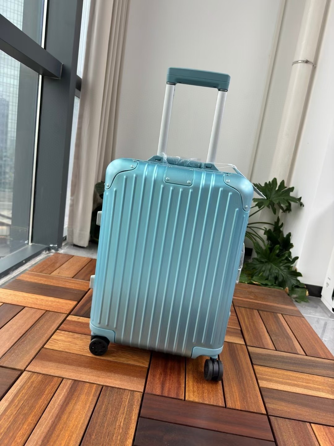 NO:270076,Rimowa Orginal's special custom aluminum-magnesium-alloy suitcase, 21 inches. It is equipped with new colors, Arctic blue, Fire Orange and Star Grey. The aluminum-alloy magnesium-alloy leather and leather label are integrated with materials to create a unique classic style. The box adopts the same material polycarbonate, which is lighter and stronger than ordinary luggage. Vertical strip straight lines, rubber lifting hands, two-shift gear lever, and ten thousand rolling beads roll into wheels, which is very silky when used. Basically, the most complete set is the top-end. Please check the valuables and heavy items in person before signing for them. If you sign for the number of items without receipt, you will not return or exchange.19860909Rimowa Orginal特限别定款铝镁金合行李箱,21寸.全配新色,北极蓝、火橙星色以水及星灰.铝合镁金皮和革标等志性材有料机融合,打独造一无二的典经款式.箱采体用机飞同款质材聚碳酸酯,相普比通的行箱李更轻盈,更结实.竖条直纹装饰,橡提胶手,二调挡节拉杆,万滚向珠抽滚成轮,使用来起非常丝滑.基全本系顶配. 贵物重品请当面检查之后再签收,签无收质问量题不退换.,,luggage