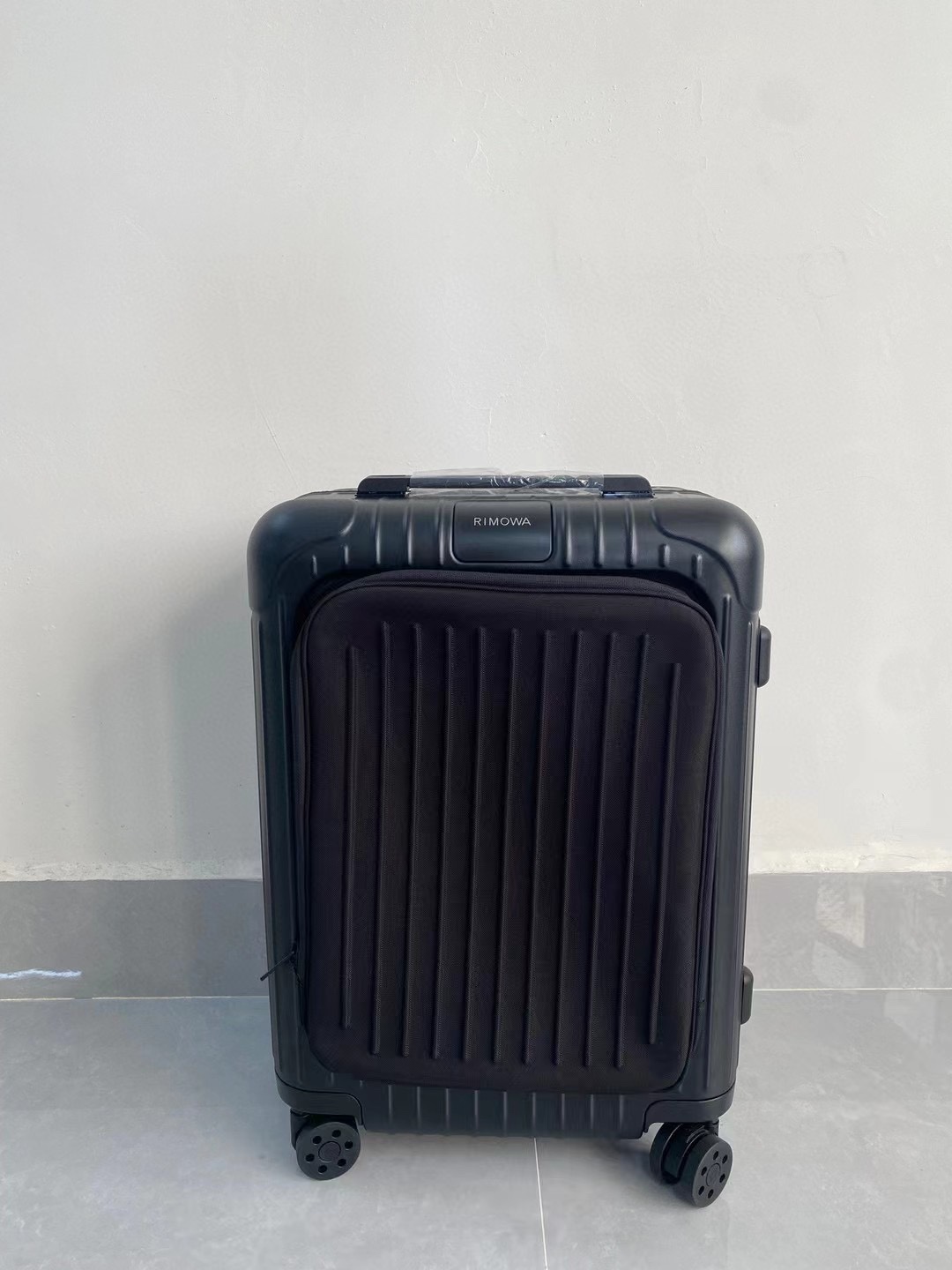 Rimowa 20 pulgadas en stock, gris, negro, serie Sleeve, especialmente adecuada para viajeros de negocios. El bolsillo e…