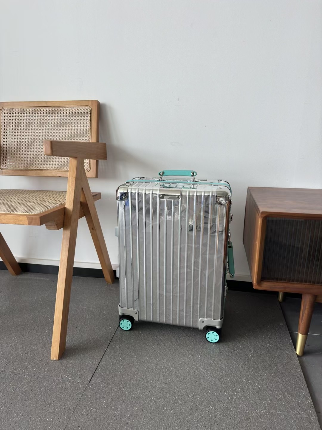 NO:269714,The most beautiful joint model is from the 20-inch boarding case created by Tiffany and Rimowa. Customized orders for Hong Kong guests, gifts specially prepared for luxury yachts, are not circulated on the market. Continuing Rimowa's consistent exquisite production process, combining mirror patterns and boxes, and making imported aluminum-magnesium alloys. Each angle of the box reflects different light, which is particularly shining under the sunlight. Equipped with a professional 006 customs lock, friends who know how to know should know that the market  Few factories can use 006 locks, and high costs are exchanged for a better and more durable experience. The silky universal wheel device has a brand logo for each wheel, which is smooth and smooth, and travels easily and quickly. The box has a blue embellishment, with a clear overall color and a sense of layering. The German anodizing process is blessed with a polishing surface, which has its own gloss. The inner double compartment and the lining are all branded dark-patterned logos. Special dust covers and boarding passes are distributed with the box.  Metal items are inevitably bumped, and minor scratches fall into the normal range of defects. Please do not disturb the artist.19860909最美联名款,来自Tiffany联合Rimowa携手共创的20寸登机箱.香港客人定制单,专为豪华游艇的贵客们准备的礼品,不在市面流通.延续日默瓦一贯的精益求精的制作工艺,将镜面花纹和箱体结合,进口的铝镁合金制作,箱体的每个角度反射出不一样的光线,在阳光的照射下尤为闪耀.搭载专业的006海关锁,懂行的朋友应该知道,市面上很少有工厂能够用到006锁,高成本换来的是更好更耐用的体验感.丝滑的万向轮装置,每个轮子都有品牌logo,滑动流畅,旅行轻松快捷.箱体多处Tiffany蓝色点缀,整体颜色分明,具有层次感.德国阳极氧化工艺加持,表面又经过一道抛光处理,自带光泽感.内里双隔层,衬布都有品牌暗纹logo.随箱配送专用防尘罩以及登机牌. 金属物品难免磕碰,轻微划痕属于正常瑕疵范围,艺术家勿扰,,luggage