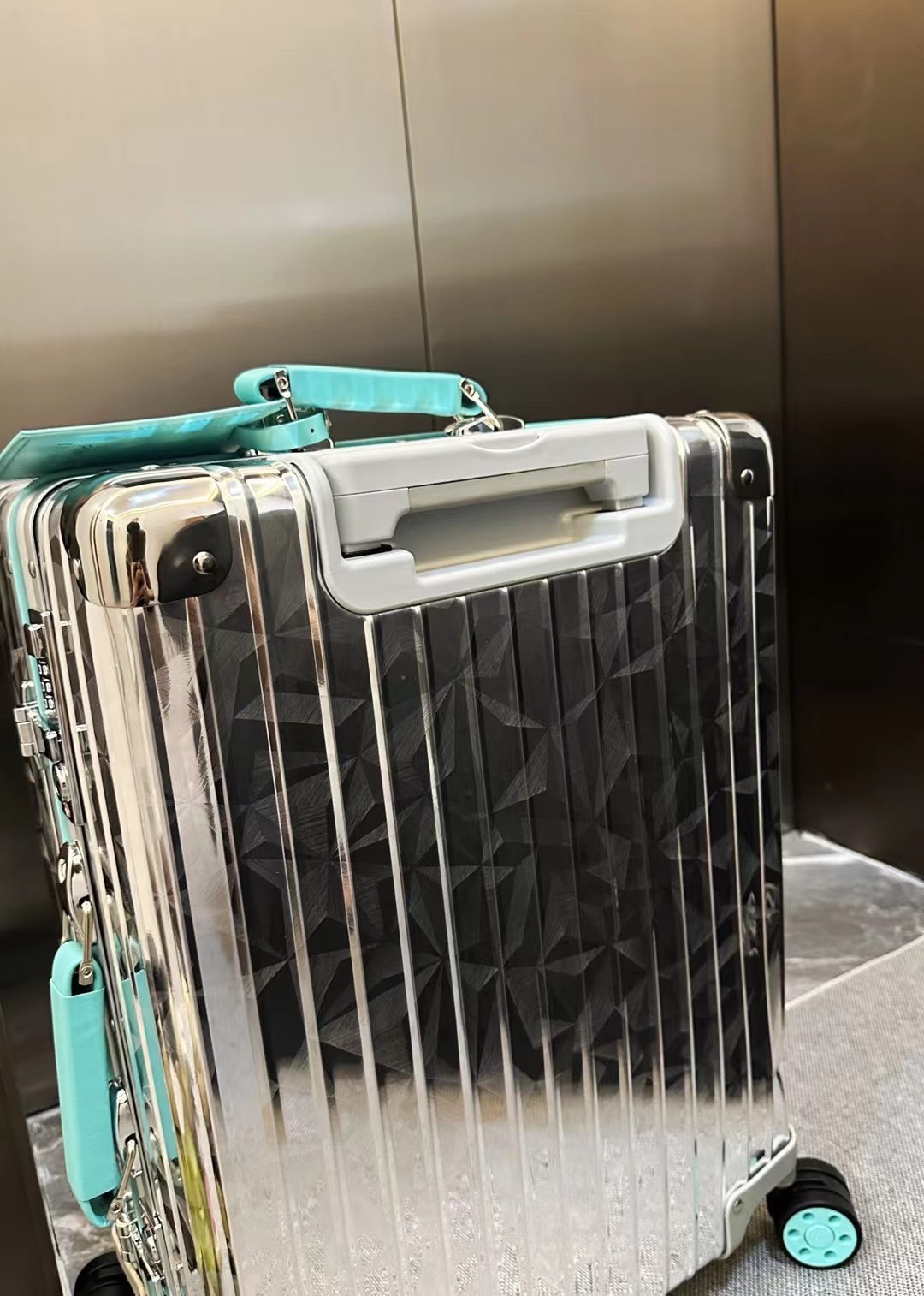 Rimowa X Tiffany & Co. Luggage/Suitcase - Blue Hues, 21-inch Cabin Size 4 i1719125156 5740 7
