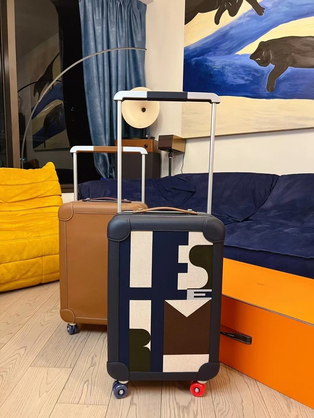 Elegante Maleta de Viaje Personalizable con Ruedas de Diseño y Acabado Premium