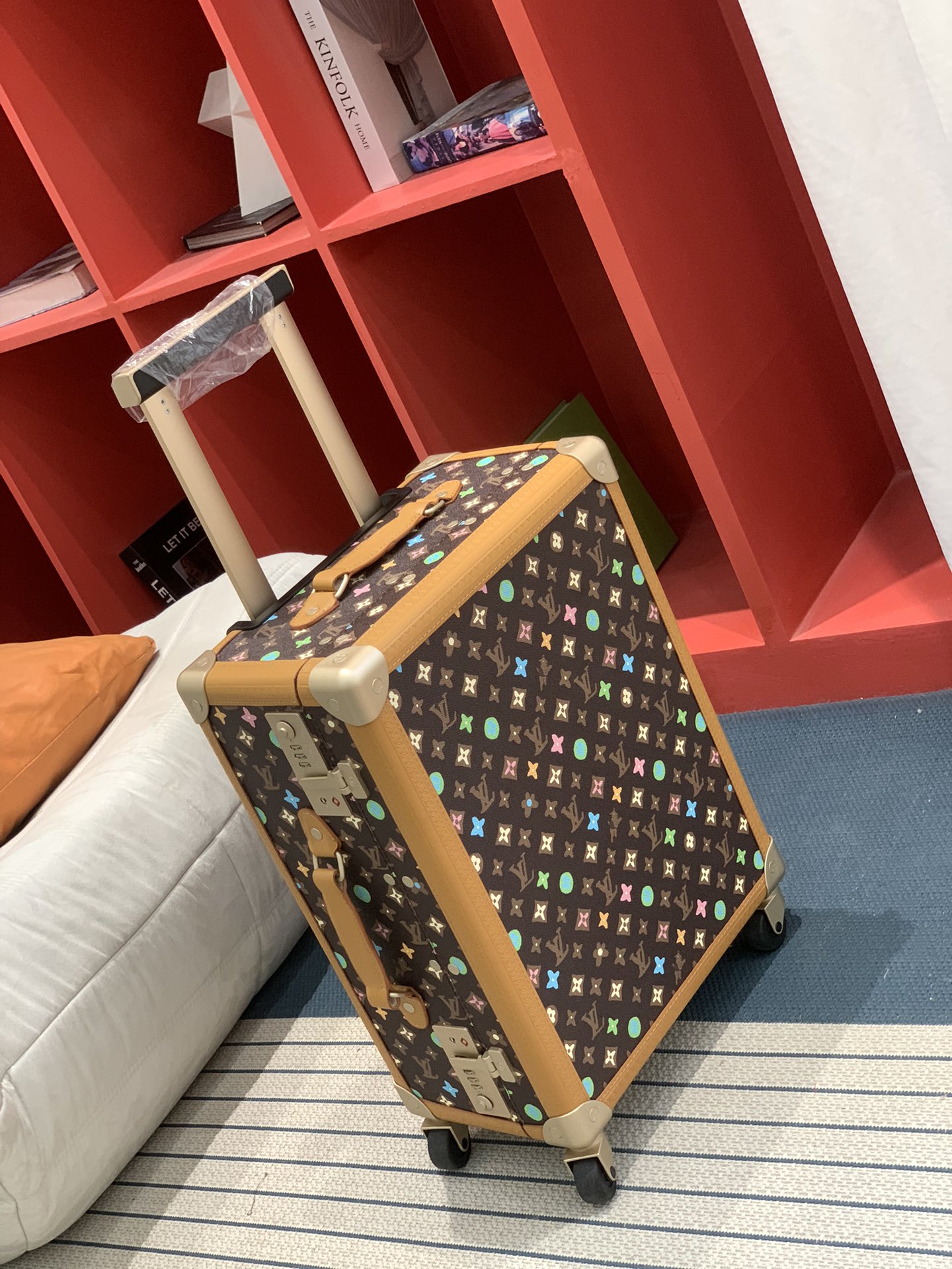[Trolley Cases]RollingTrunk trolley case is made of Monogram canvas and leathe