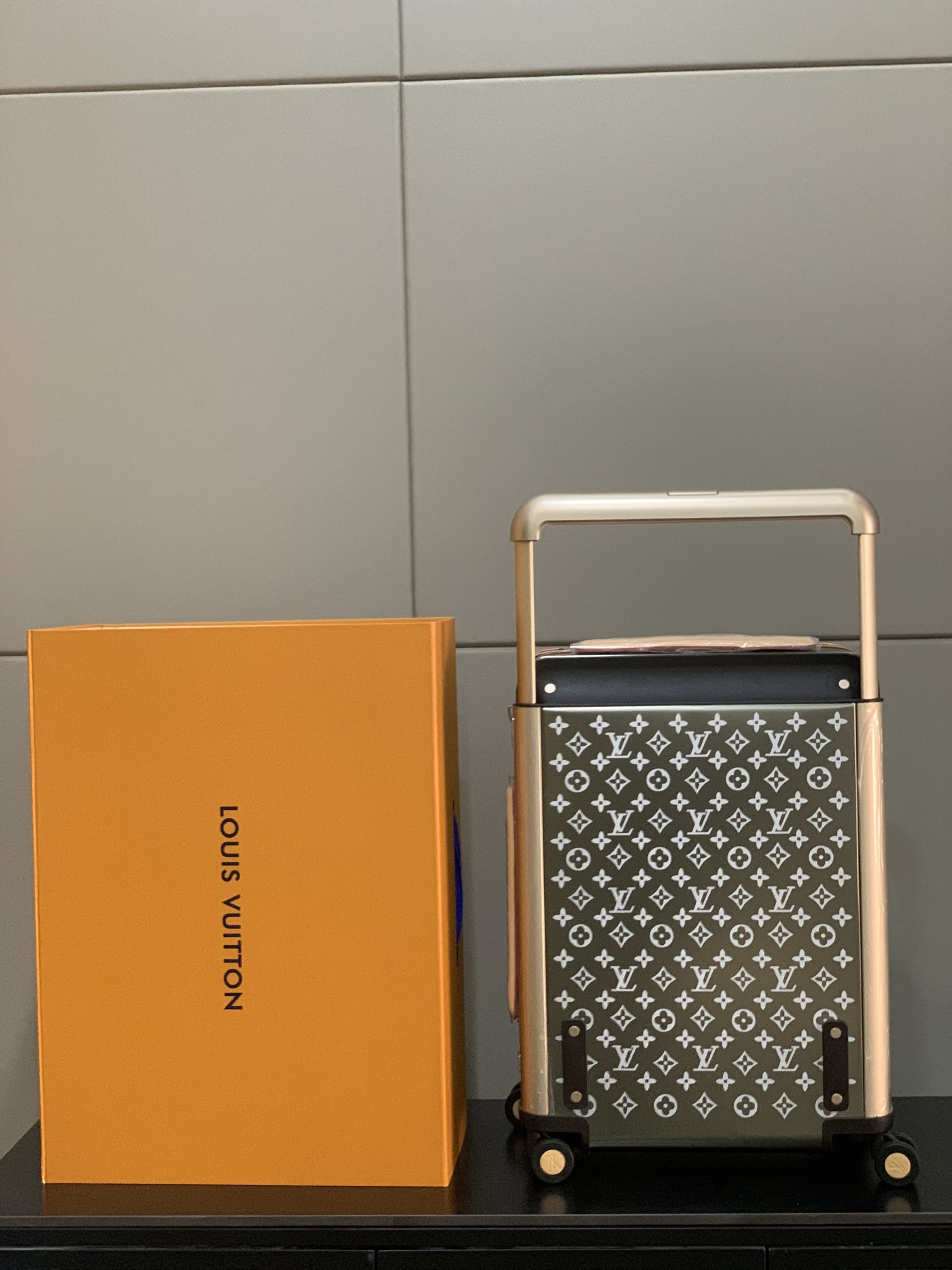 Louis Vuitton Horizon 55 Monogram Rolling Luggage - Cabin Size 8 i1731037882 7742 2