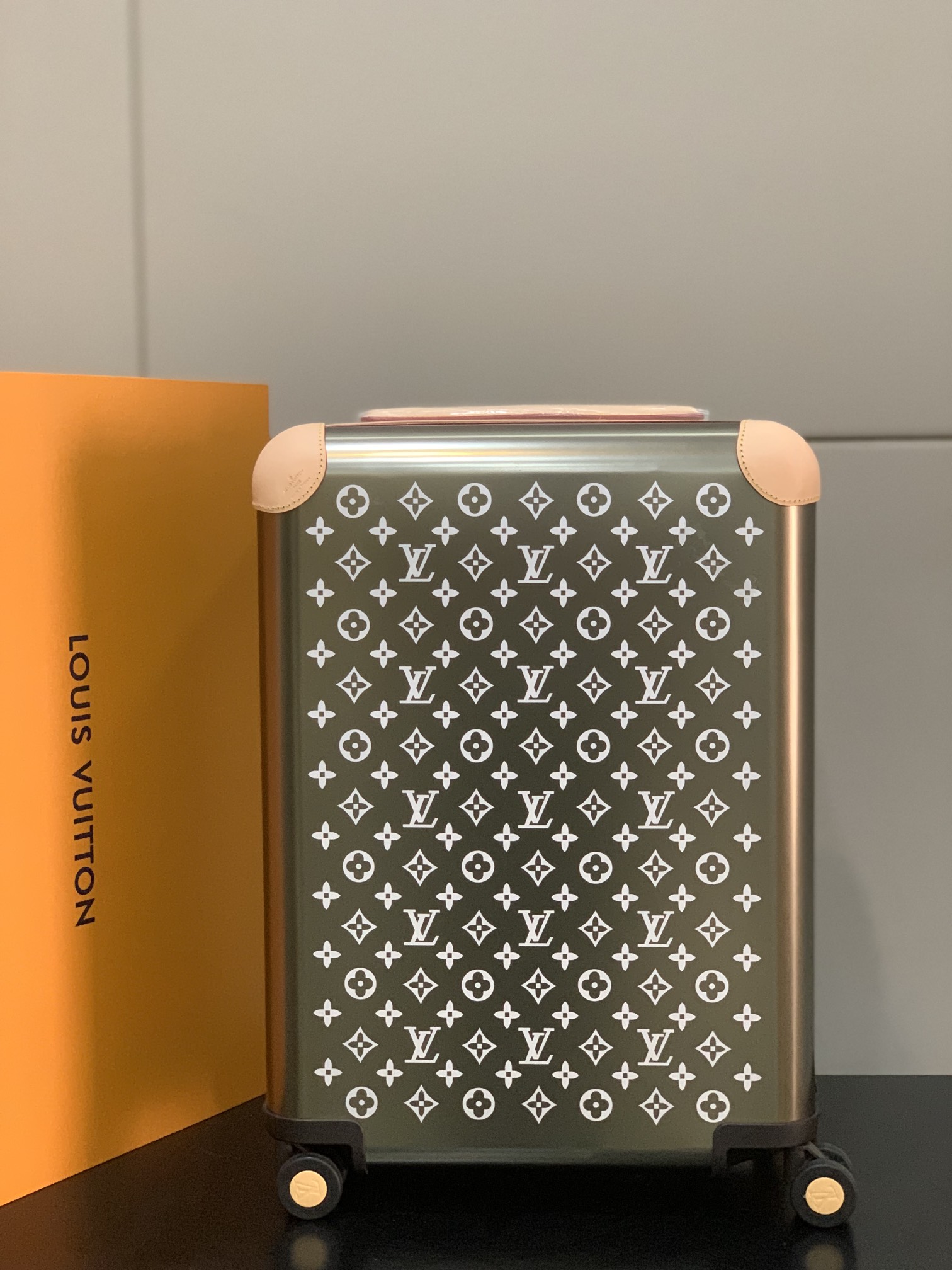 Louis Vuitton Horizon 55 Monogram Rolling Luggage - Cabin Size 2 i1731037883 3429 3