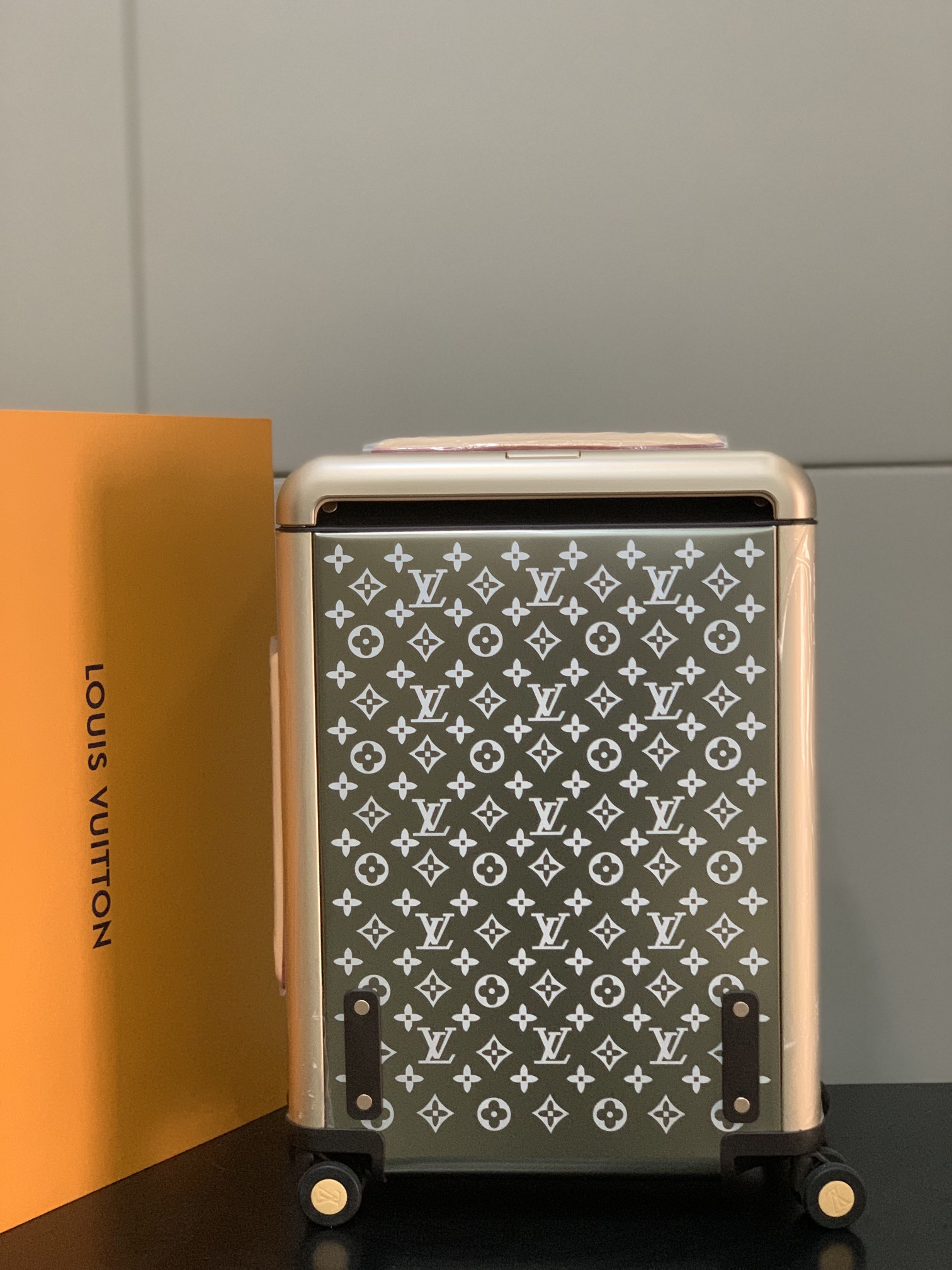 Louis Vuitton Horizon 55 Monogram Rolling Luggage - Cabin Size 3 i1731037883 3566 4