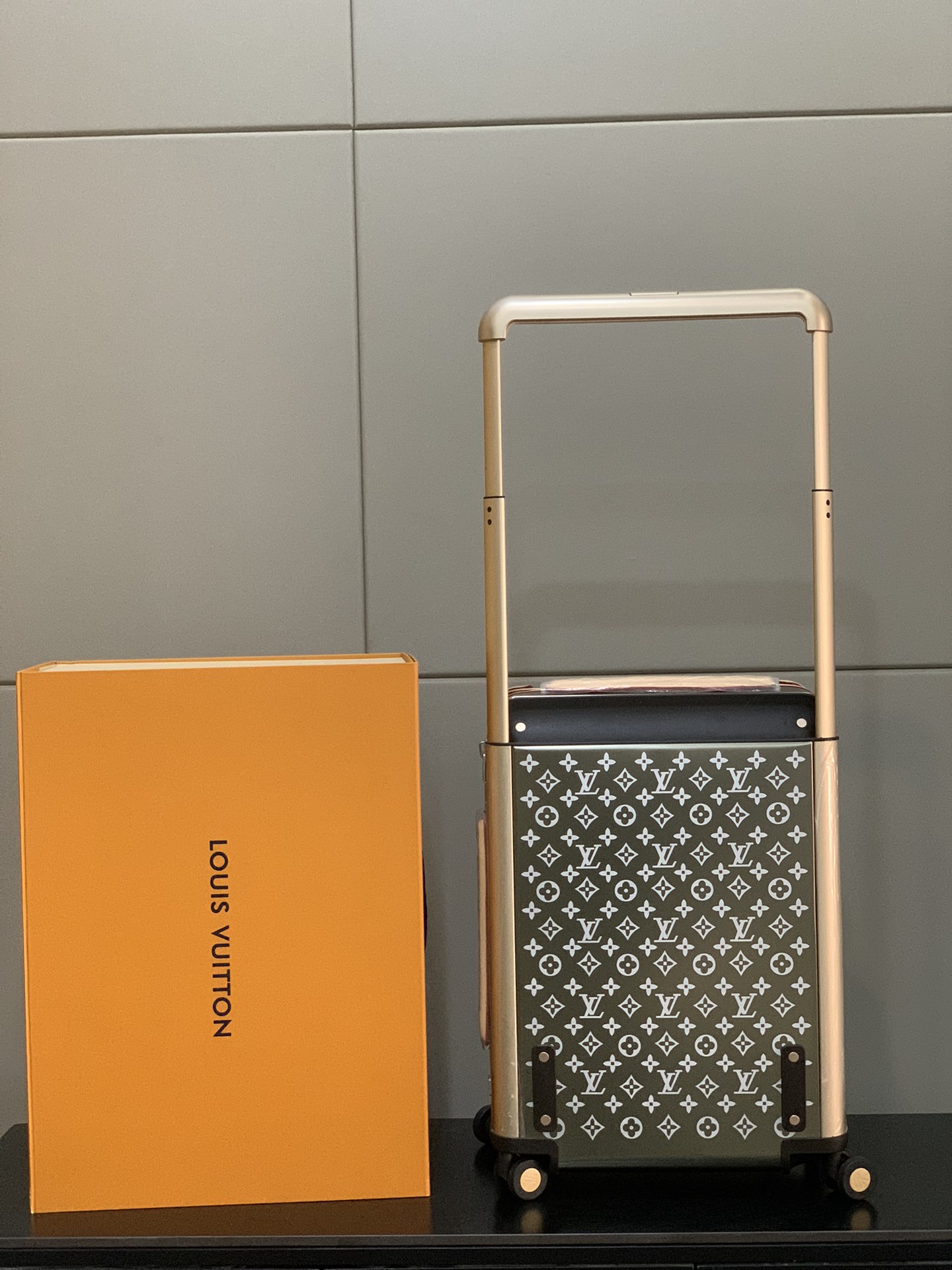 Louis Vuitton Horizon 55 Monogram Rolling Luggage - Cabin Size 5 i1731037883 8150 5