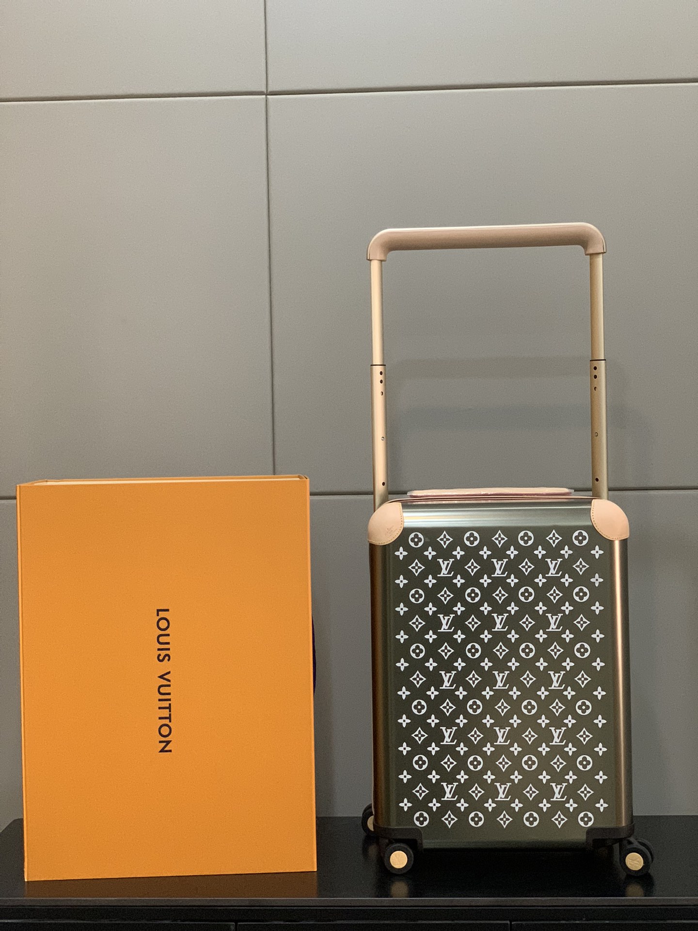 Louis Vuitton Horizon 55 Monogram Rolling Luggage - Cabin Size 4 i1731037883 8152 8