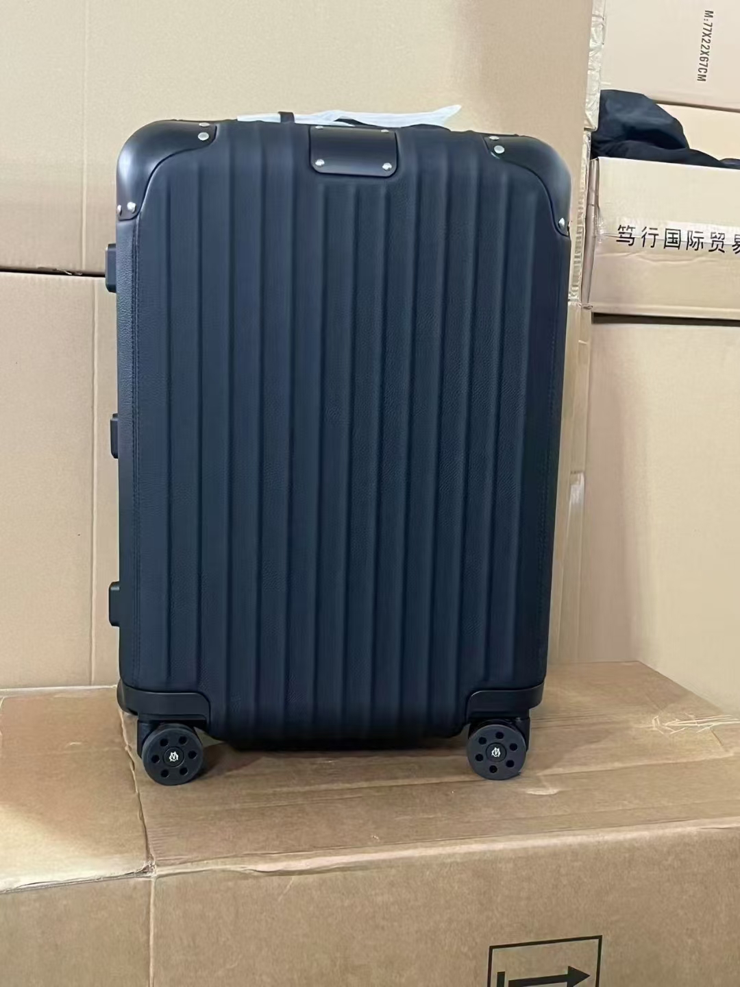 NO:269928,R home full cowhide distinct series, 21-inch boarding case, black/blue Introduction 1. Imported cowhide technology, showing high-end 2. Standard pure cotton bag, instruction manual, genuine leather boarding pass 3. Infinite pull rod, bearing wheel, conspicuous LOGO pole at the center of the wheel, bringing different visual effects 4. It comes with high-tech strong magnetic chip scanning, cowhide19860909R家全牛皮款 distinct系列, 21寸登机箱 黑色/蓝色 简介说明 1、进口全牛皮工艺,尽显高档 2、标配纯棉布袋,说明书,真皮登机牌 3、无极拉杆,轴承轮子,轮心处显眼的LOGO极至凸显,带来不一样的视觉效果 4、自带高科技强磁芯片扫描,,cowhide,luggage