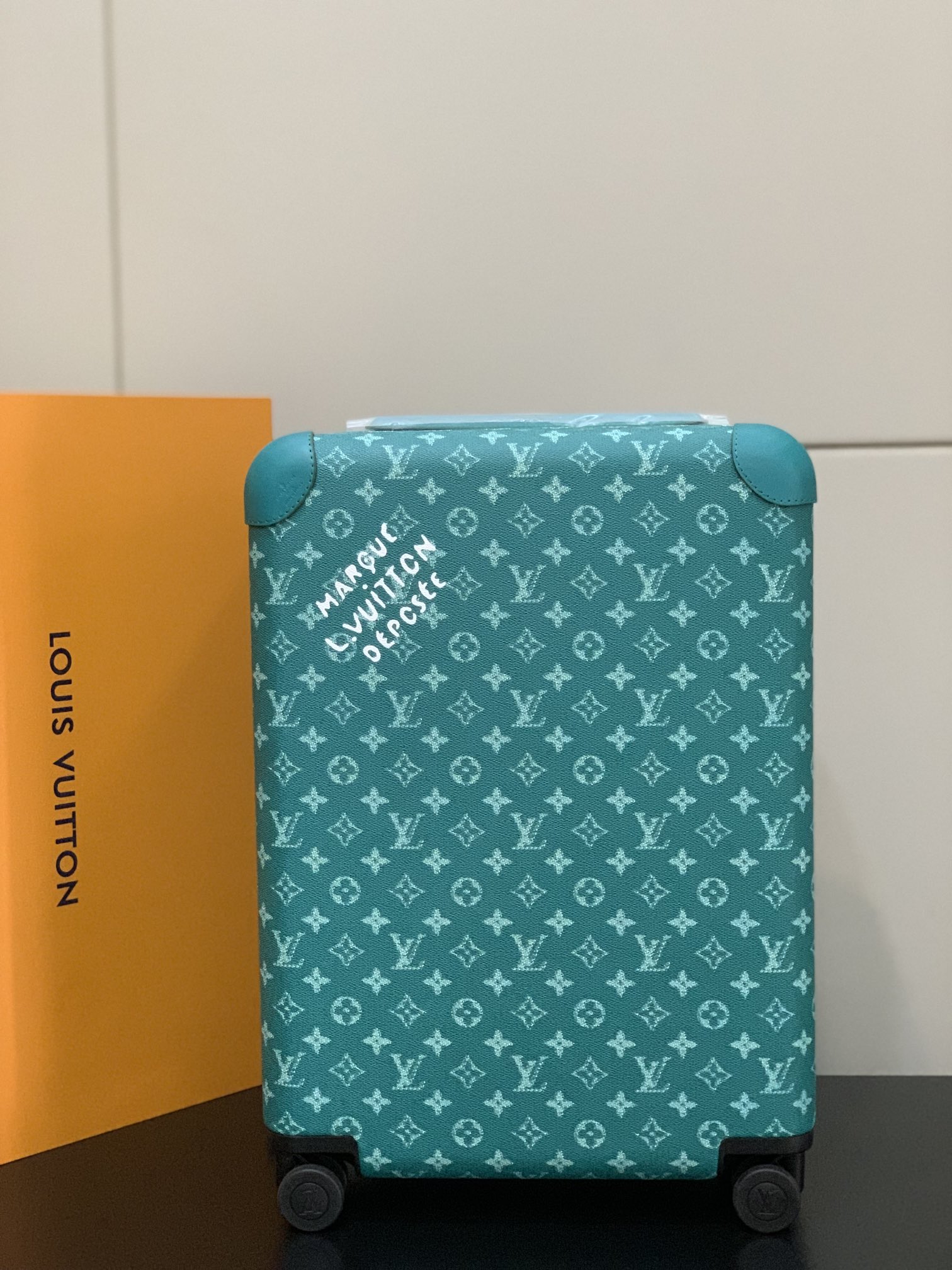 NO:270038,Original order [55cm high-quality trolley leather package] The only suitable product in the market!  Beautiful price HORIZON four-wheel trolley case, counter details 1) Trolley material, aluminum alloy silver fine tie rod, round hole snap buckle, aluminum alloy button. 2) Wheel-to-version wheel seat, counter round hole air silent wheel 3) Lock-to-version silver lock 4) Imported leather pair leather 5) leather tie rod leather wrapping counter size: 38.0 x 55.0 x 21.0 cm 20 inches of boarding case (Length x Height x Width) - Body luggage size - Capacity 28 liters ———————————— [Market Ordinary Improper version] The market common version of the wrong version details 1) Trolley material is incorrect plastic tie rod, square hole snap buckle, plastic button. 2) Wheel misversion wheel seat, wrong big circle plastic wheel 3) Lock misversion gray lock 4) The leather market is incorrect color and style are incorrect!  5) The inner color is incorrect 6) The wrong size is 32*58*19CM 7) The pull rod handle plastic screws are all in the bottom row of screws,19860909原单【55cm 高货 拉杆真皮包裹】 市场唯一对版货！ 价格美丽 HORIZON 四轮拉杆箱 对版细节 1）拉杆材质铝合金银色细拉杆、圆孔卡扣、铝合金按钮. 2）轮子对版轮座,对版圆孔航空静音轮 3）锁对版银色锁 4）皮进口对版皮 5）皮拉杆真皮包裹 对版size: 38.0 x 55.0 x 21.0 cm 登机箱20寸 (长 x 高 x 宽) - 随身上机行李尺寸 - 容量28升 ———————————【市场 普通 不对版货】 市场普通版本不对版细节 1）拉杆材质错版塑料拉杆,方孔卡扣,塑料按钮. 2）轮子错版轮座,错版大圆圈塑料轮 3）锁错版灰色锁 4）皮市场普通皮颜色不对花色不对版！ 5）内里颜色不对版 6）错版尺寸32*58*19CM 7）拉杆拉杆把手塑料打螺丝钉 底部全部是一排螺丝钉,,luggage