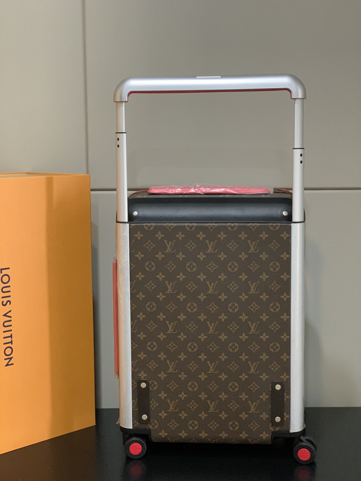 ⭐️原单
【55cm 高货 拉杆真皮包裹】
市场唯一对版货！  价格美丽🤩
HORIZON 四轮拉杆箱
对版细节：
1）✅拉杆材质：铝合金银色细拉杆、圆孔卡扣、铝合金按钮。
2）✅轮子：对版轮座，对版圆孔航空静音轮
3）✅锁：对版银色锁
4）✅皮：进口对版皮

5）✅皮：拉杆真皮包裹

✅对版size: 38.0 x 55.0 x 21.0 cm 
登机箱20寸
(长 x 高 x 宽) 
- 随身上机行李尺寸
- 容量：28升
&mdash;&mdash;&mdash;&mdash;&mdash;&mdash;&mdash;&mdash;&mdash;&mdash;&mdash;
【市场 普通 不对版货】
市场普通版本不对版细节
1）❌拉杆材质：错版塑料拉杆，方孔卡扣，塑料按钮。
2）❌轮子：错版轮座，错版大圆圈塑料轮
3）❌锁：错版灰色锁
4）❌皮：市场普通皮颜色不对花色不对版！
5）❌内里：颜色不对版
6）❌错版尺寸：32*58*19CM
7）❌拉杆：拉杆把手塑料打螺丝钉 底部全部是一排螺丝钉