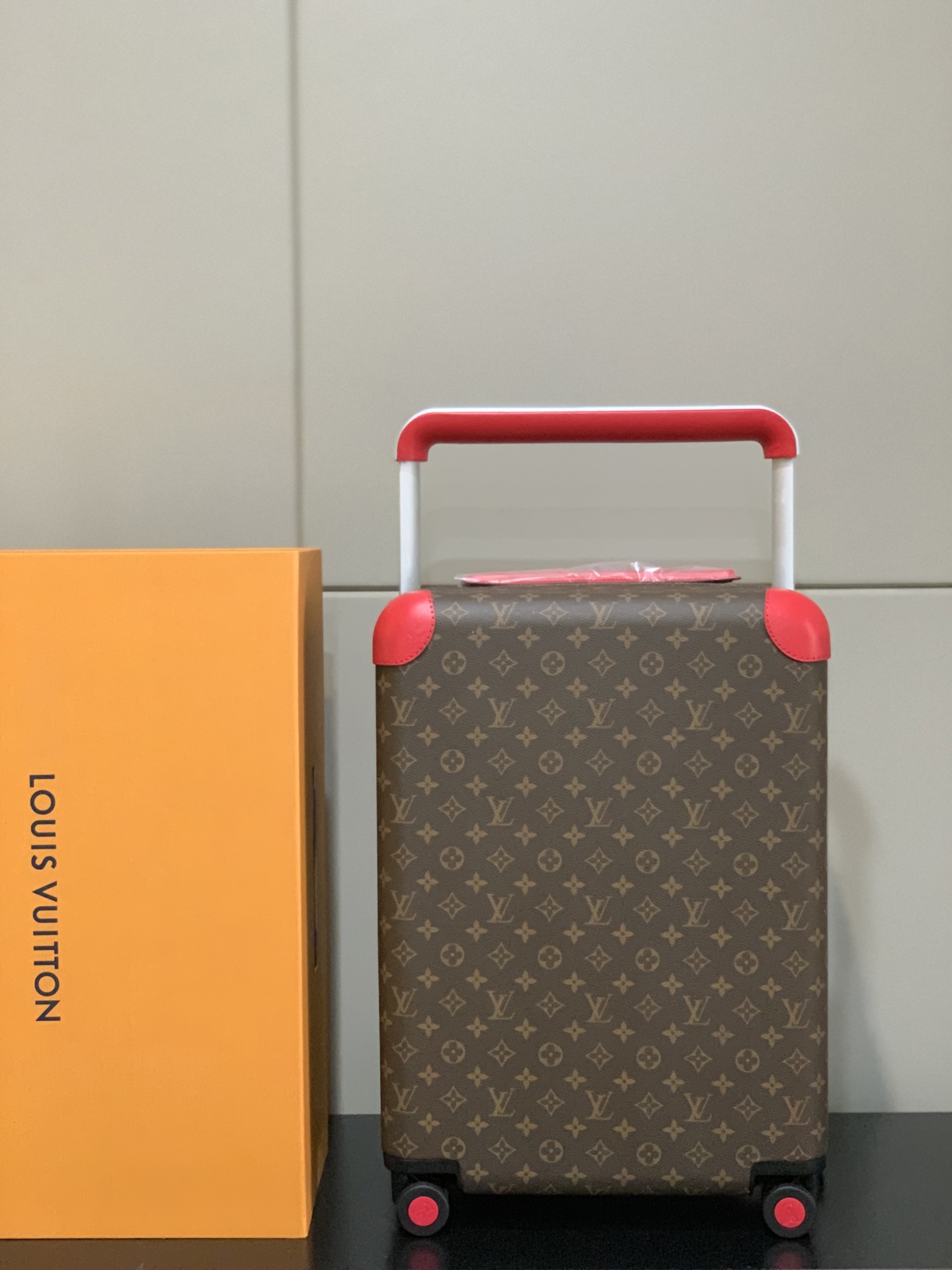 ⭐️原单
【55cm 高货 拉杆真皮包裹】
市场唯一对版货！  价格美丽🤩
HORIZON 四轮拉杆箱
对版细节：
1）✅拉杆材质：铝合金银色细拉杆、圆孔卡扣、铝合金按钮。
2）✅轮子：对版轮座，对版圆孔航空静音轮
3）✅锁：对版银色锁
4）✅皮：进口对版皮

5）✅皮：拉杆真皮包裹

✅对版size: 38.0 x 55.0 x 21.0 cm 
登机箱20寸
(长 x 高 x 宽) 
- 随身上机行李尺寸
- 容量：28升
&mdash;&mdash;&mdash;&mdash;&mdash;&mdash;&mdash;&mdash;&mdash;&mdash;&mdash;
【市场 普通 不对版货】
市场普通版本不对版细节
1）❌拉杆材质：错版塑料拉杆，方孔卡扣，塑料按钮。
2）❌轮子：错版轮座，错版大圆圈塑料轮
3）❌锁：错版灰色锁
4）❌皮：市场普通皮颜色不对花色不对版！
5）❌内里：颜色不对版
6）❌错版尺寸：32*58*19CM
7）❌拉杆：拉杆把手塑料打螺丝钉 底部全部是一排螺丝钉