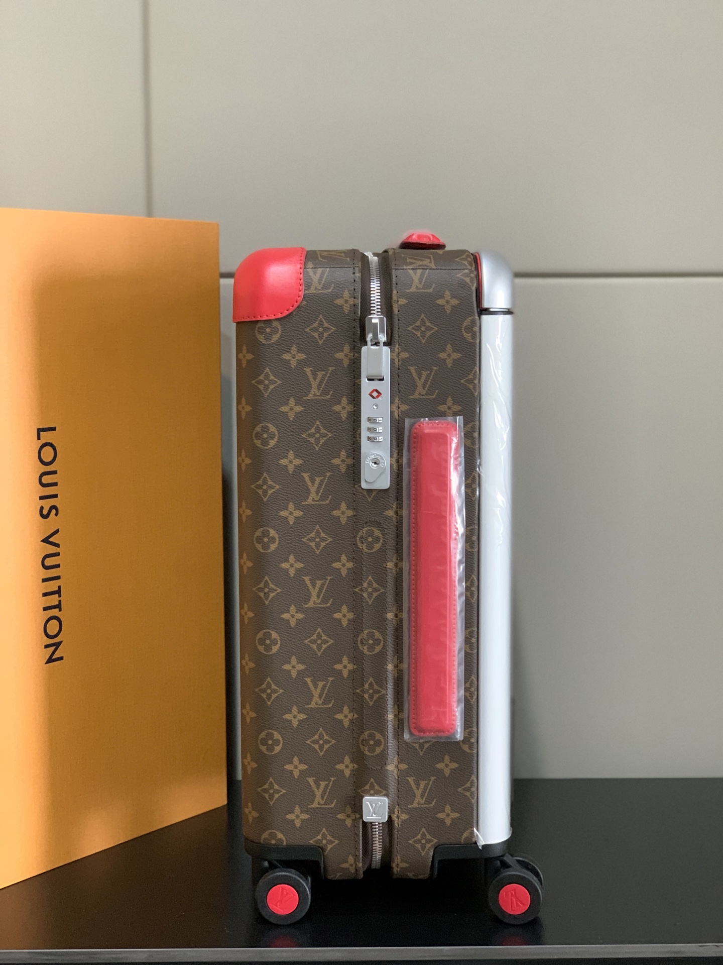 ⭐️原单
【55cm 高货 拉杆真皮包裹】
市场唯一对版货！  价格美丽🤩
HORIZON 四轮拉杆箱
对版细节：
1）✅拉杆材质：铝合金银色细拉杆、圆孔卡扣、铝合金按钮。
2）✅轮子：对版轮座，对版圆孔航空静音轮
3）✅锁：对版银色锁
4）✅皮：进口对版皮

5）✅皮：拉杆真皮包裹

✅对版size: 38.0 x 55.0 x 21.0 cm 
登机箱20寸
(长 x 高 x 宽) 
- 随身上机行李尺寸
- 容量：28升
&mdash;&mdash;&mdash;&mdash;&mdash;&mdash;&mdash;&mdash;&mdash;&mdash;&mdash;
【市场 普通 不对版货】
市场普通版本不对版细节
1）❌拉杆材质：错版塑料拉杆，方孔卡扣，塑料按钮。
2）❌轮子：错版轮座，错版大圆圈塑料轮
3）❌锁：错版灰色锁
4）❌皮：市场普通皮颜色不对花色不对版！
5）❌内里：颜色不对版
6）❌错版尺寸：32*58*19CM
7）❌拉杆：拉杆把手塑料打螺丝钉 底部全部是一排螺丝钉