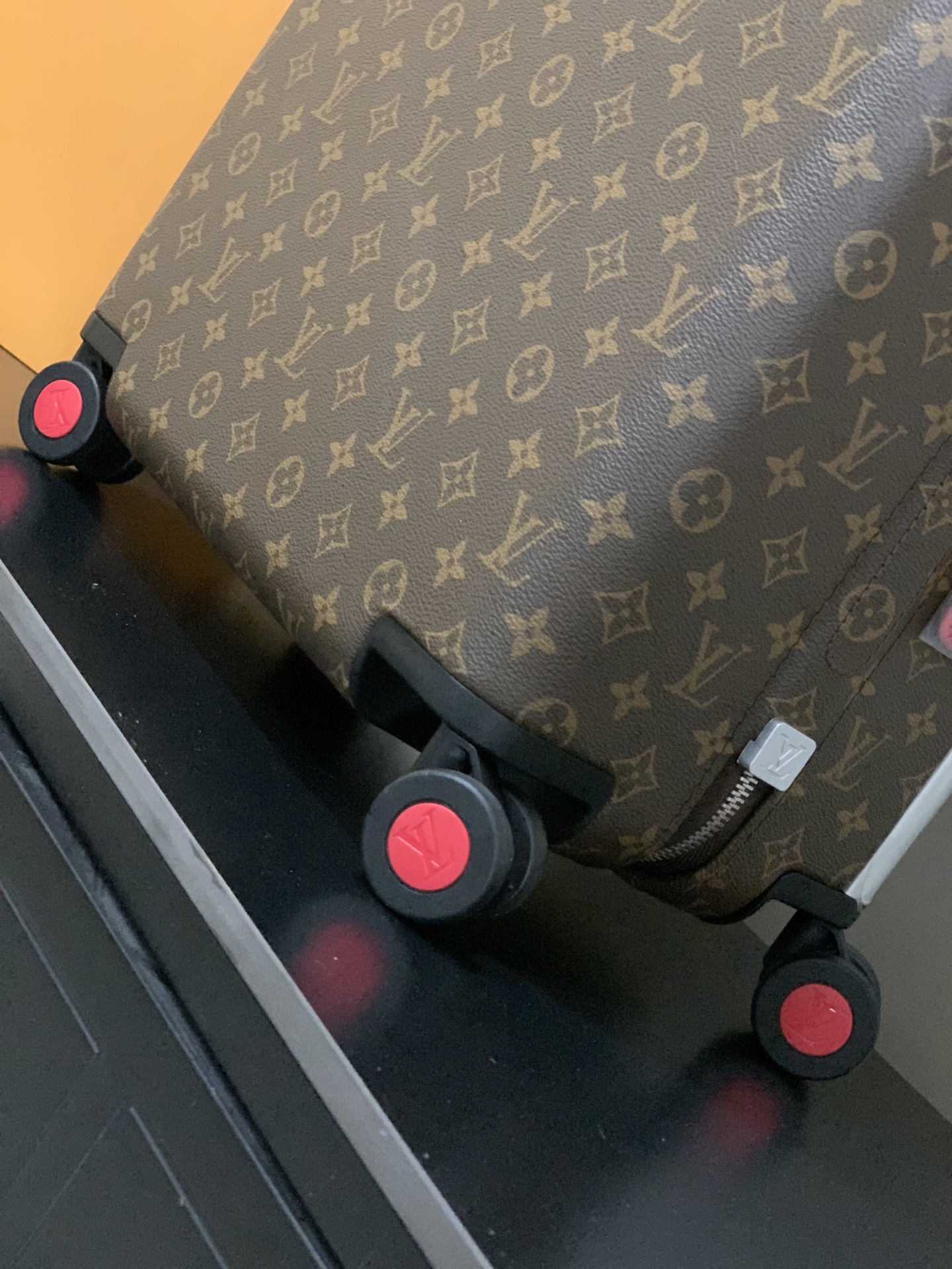 ⭐️原单
【55cm 高货 拉杆真皮包裹】
市场唯一对版货！  价格美丽🤩
HORIZON 四轮拉杆箱
对版细节：
1）✅拉杆材质：铝合金银色细拉杆、圆孔卡扣、铝合金按钮。
2）✅轮子：对版轮座，对版圆孔航空静音轮
3）✅锁：对版银色锁
4）✅皮：进口对版皮

5）✅皮：拉杆真皮包裹

✅对版size: 38.0 x 55.0 x 21.0 cm 
登机箱20寸
(长 x 高 x 宽) 
- 随身上机行李尺寸
- 容量：28升
&mdash;&mdash;&mdash;&mdash;&mdash;&mdash;&mdash;&mdash;&mdash;&mdash;&mdash;
【市场 普通 不对版货】
市场普通版本不对版细节
1）❌拉杆材质：错版塑料拉杆，方孔卡扣，塑料按钮。
2）❌轮子：错版轮座，错版大圆圈塑料轮
3）❌锁：错版灰色锁
4）❌皮：市场普通皮颜色不对花色不对版！
5）❌内里：颜色不对版
6）❌错版尺寸：32*58*19CM
7）❌拉杆：拉杆把手塑料打螺丝钉 底部全部是一排螺丝钉