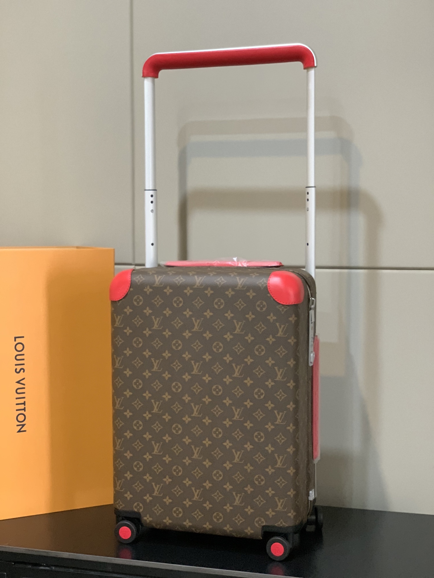 ⭐️原单
【55cm 高货 拉杆真皮包裹】
市场唯一对版货！  价格美丽🤩
HORIZON 四轮拉杆箱
对版细节：
1）✅拉杆材质：铝合金银色细拉杆、圆孔卡扣、铝合金按钮。
2）✅轮子：对版轮座，对版圆孔航空静音轮
3）✅锁：对版银色锁
4）✅皮：进口对版皮

5）✅皮：拉杆真皮包裹

✅对版size: 38.0 x 55.0 x 21.0 cm 
登机箱20寸
(长 x 高 x 宽) 
- 随身上机行李尺寸
- 容量：28升
&mdash;&mdash;&mdash;&mdash;&mdash;&mdash;&mdash;&mdash;&mdash;&mdash;&mdash;
【市场 普通 不对版货】
市场普通版本不对版细节
1）❌拉杆材质：错版塑料拉杆，方孔卡扣，塑料按钮。
2）❌轮子：错版轮座，错版大圆圈塑料轮
3）❌锁：错版灰色锁
4）❌皮：市场普通皮颜色不对花色不对版！
5）❌内里：颜色不对版
6）❌错版尺寸：32*58*19CM
7）❌拉杆：拉杆把手塑料打螺丝钉 底部全部是一排螺丝钉