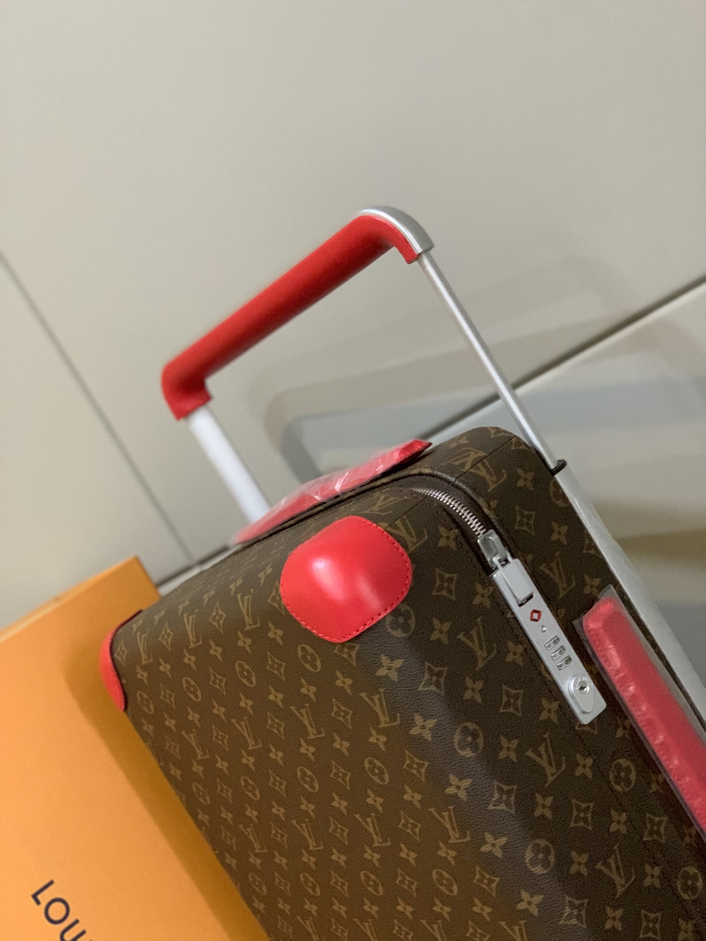 ⭐️原单
【55cm 高货 拉杆真皮包裹】
市场唯一对版货！  价格美丽🤩
HORIZON 四轮拉杆箱
对版细节：
1）✅拉杆材质：铝合金银色细拉杆、圆孔卡扣、铝合金按钮。
2）✅轮子：对版轮座，对版圆孔航空静音轮
3）✅锁：对版银色锁
4）✅皮：进口对版皮

5）✅皮：拉杆真皮包裹

✅对版size: 38.0 x 55.0 x 21.0 cm 
登机箱20寸
(长 x 高 x 宽) 
- 随身上机行李尺寸
- 容量：28升
&mdash;&mdash;&mdash;&mdash;&mdash;&mdash;&mdash;&mdash;&mdash;&mdash;&mdash;
【市场 普通 不对版货】
市场普通版本不对版细节
1）❌拉杆材质：错版塑料拉杆，方孔卡扣，塑料按钮。
2）❌轮子：错版轮座，错版大圆圈塑料轮
3）❌锁：错版灰色锁
4）❌皮：市场普通皮颜色不对花色不对版！
5）❌内里：颜色不对版
6）❌错版尺寸：32*58*19CM
7）❌拉杆：拉杆把手塑料打螺丝钉 底部全部是一排螺丝钉