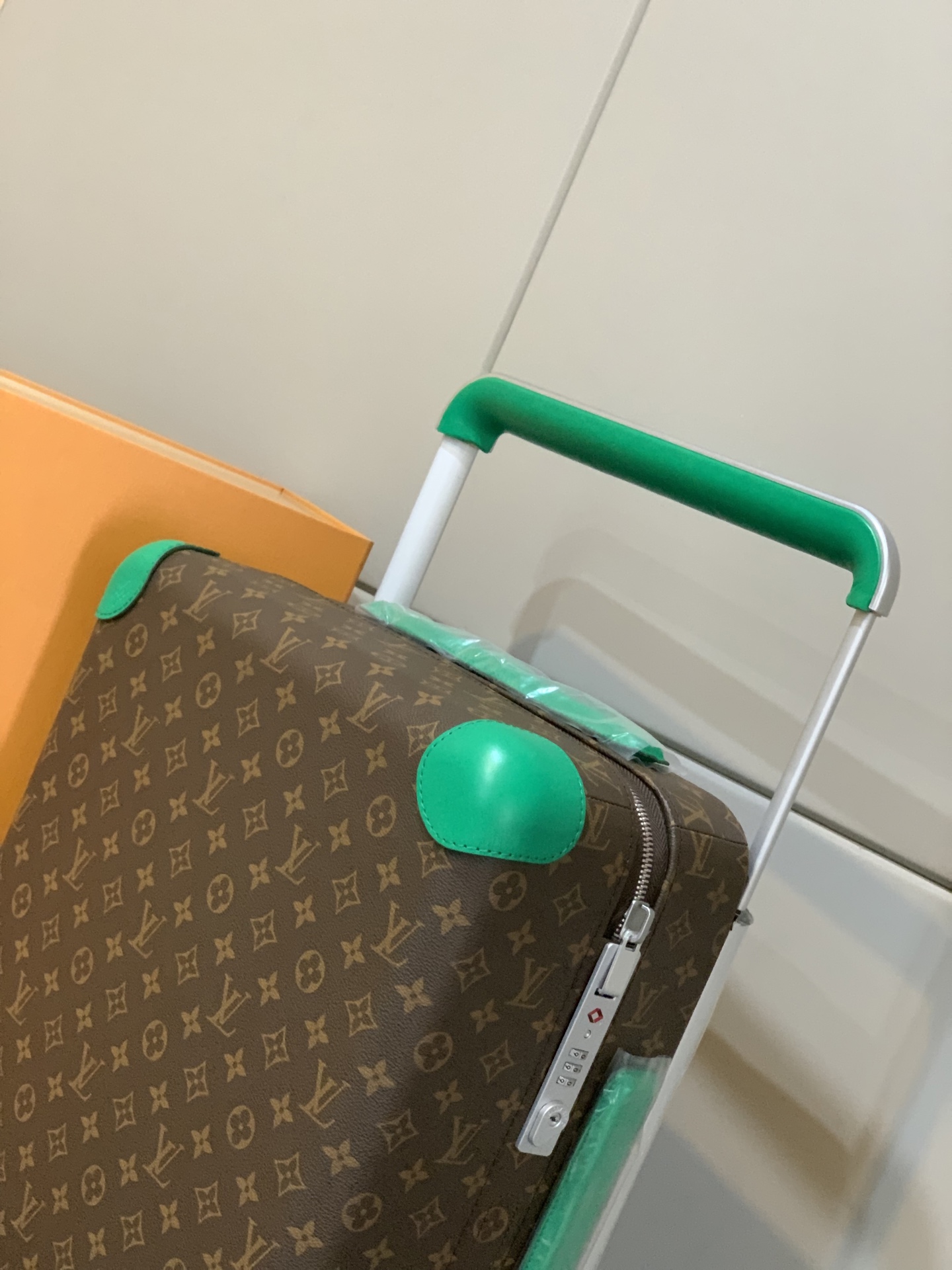 ⭐️原单
【55cm 高货 拉杆真皮包裹】
市场唯一对版货！  价格美丽🤩
HORIZON 四轮拉杆箱
对版细节：
1）✅拉杆材质：铝合金银色细拉杆、圆孔卡扣、铝合金按钮。
2）✅轮子：对版轮座，对版圆孔航空静音轮
3）✅锁：对版银色锁
4）✅皮：进口对版皮

5）✅皮：拉杆真皮包裹

✅对版size: 38.0 x 55.0 x 21.0 cm 
登机箱20寸
(长 x 高 x 宽) 
- 随身上机行李尺寸
- 容量：28升
&mdash;&mdash;&mdash;&mdash;&mdash;&mdash;&mdash;&mdash;&mdash;&mdash;&mdash;
【市场 普通 不对版货】
市场普通版本不对版细节
1）❌拉杆材质：错版塑料拉杆，方孔卡扣，塑料按钮。
2）❌轮子：错版轮座，错版大圆圈塑料轮
3）❌锁：错版灰色锁
4）❌皮：市场普通皮颜色不对花色不对版！
5）❌内里：颜色不对版
6）❌错版尺寸：32*58*19CM
7）❌拉杆：拉杆把手塑料打螺丝钉 底部全部是一排螺丝钉