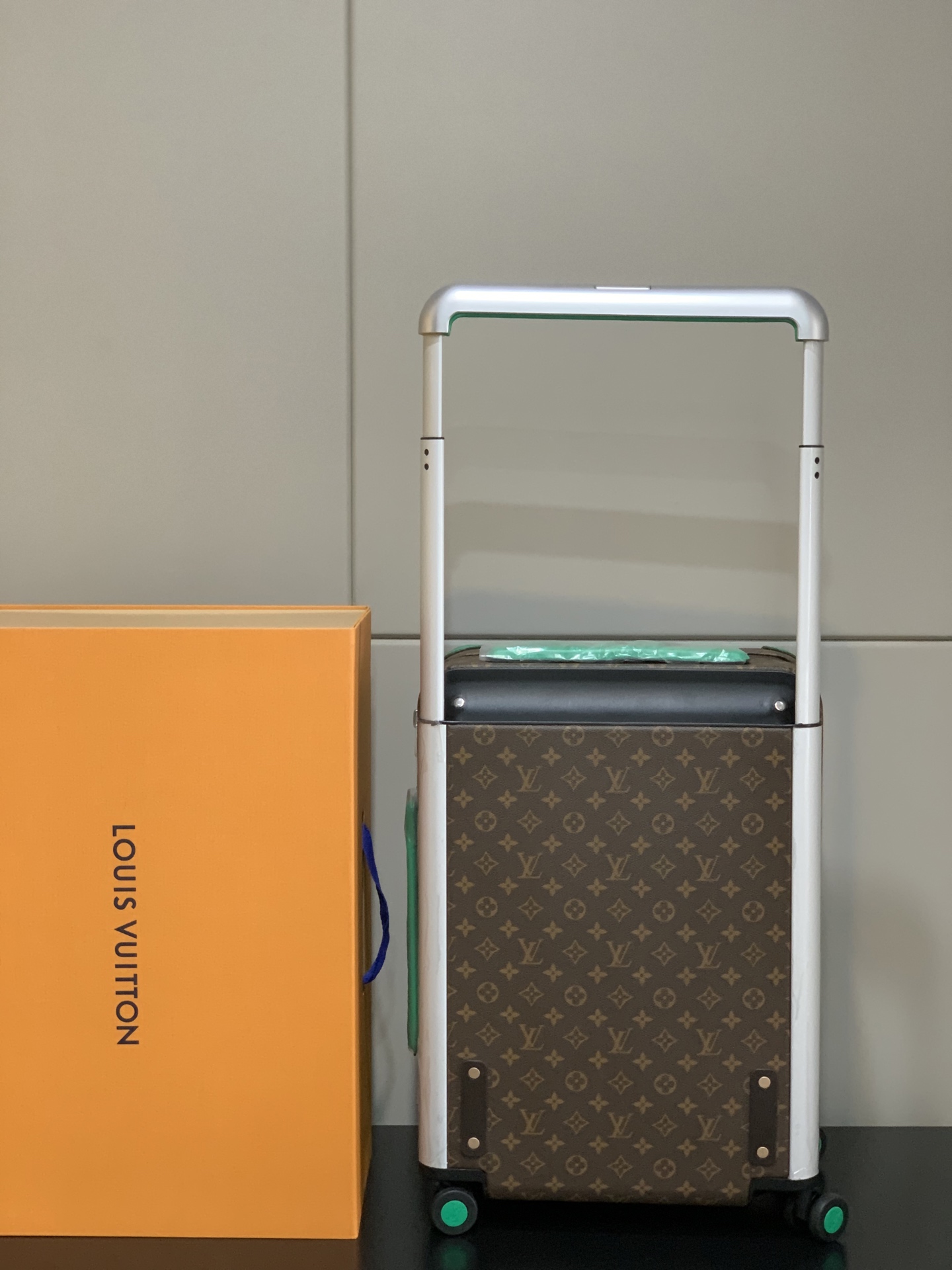 ⭐️原单
【55cm 高货 拉杆真皮包裹】
市场唯一对版货！  价格美丽🤩
HORIZON 四轮拉杆箱
对版细节：
1）✅拉杆材质：铝合金银色细拉杆、圆孔卡扣、铝合金按钮。
2）✅轮子：对版轮座，对版圆孔航空静音轮
3）✅锁：对版银色锁
4）✅皮：进口对版皮

5）✅皮：拉杆真皮包裹

✅对版size: 38.0 x 55.0 x 21.0 cm 
登机箱20寸
(长 x 高 x 宽) 
- 随身上机行李尺寸
- 容量：28升
&mdash;&mdash;&mdash;&mdash;&mdash;&mdash;&mdash;&mdash;&mdash;&mdash;&mdash;
【市场 普通 不对版货】
市场普通版本不对版细节
1）❌拉杆材质：错版塑料拉杆，方孔卡扣，塑料按钮。
2）❌轮子：错版轮座，错版大圆圈塑料轮
3）❌锁：错版灰色锁
4）❌皮：市场普通皮颜色不对花色不对版！
5）❌内里：颜色不对版
6）❌错版尺寸：32*58*19CM
7）❌拉杆：拉杆把手塑料打螺丝钉 底部全部是一排螺丝钉