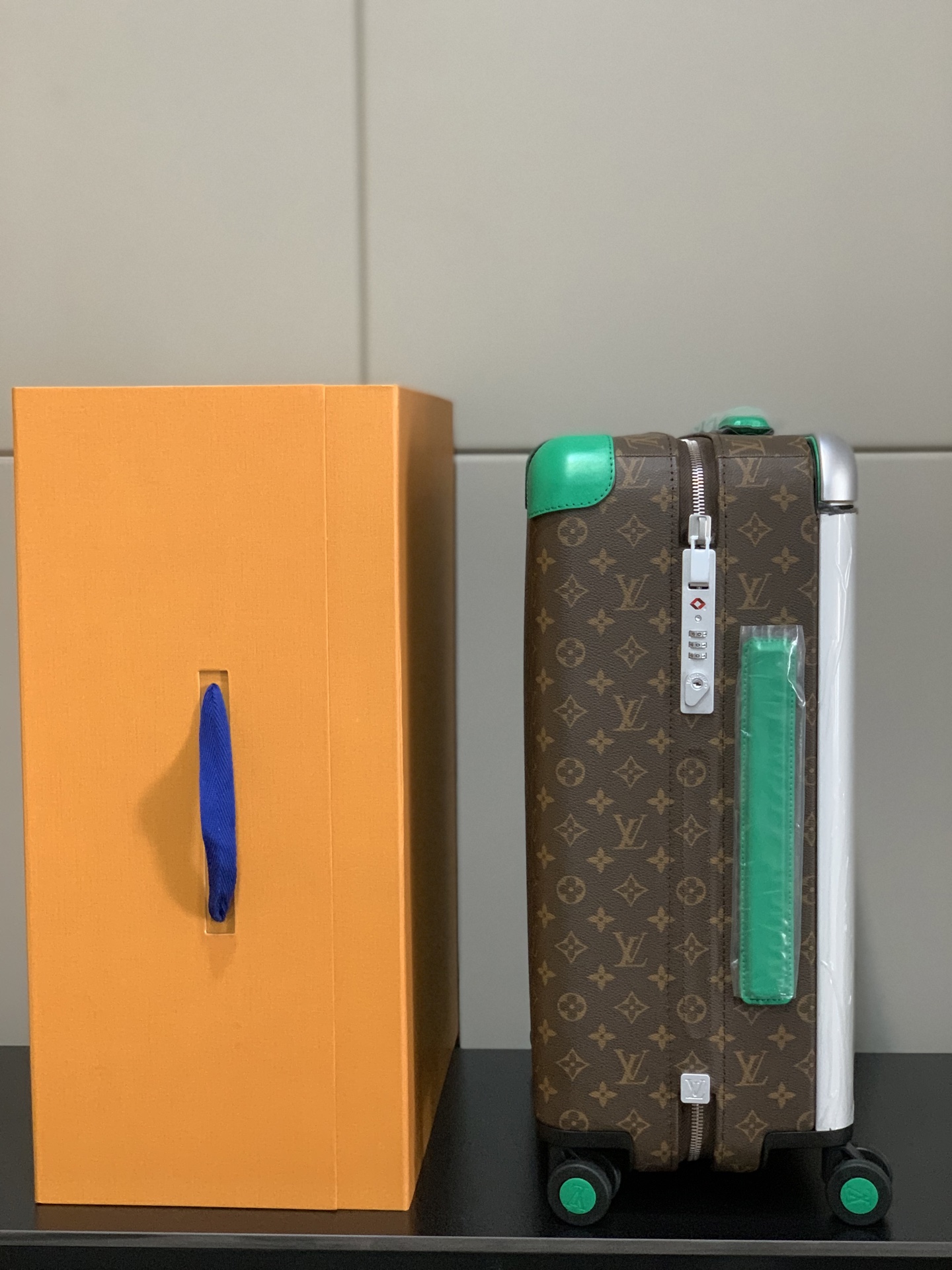 ⭐️原单
【55cm 高货 拉杆真皮包裹】
市场唯一对版货！  价格美丽🤩
HORIZON 四轮拉杆箱
对版细节：
1）✅拉杆材质：铝合金银色细拉杆、圆孔卡扣、铝合金按钮。
2）✅轮子：对版轮座，对版圆孔航空静音轮
3）✅锁：对版银色锁
4）✅皮：进口对版皮

5）✅皮：拉杆真皮包裹

✅对版size: 38.0 x 55.0 x 21.0 cm 
登机箱20寸
(长 x 高 x 宽) 
- 随身上机行李尺寸
- 容量：28升
&mdash;&mdash;&mdash;&mdash;&mdash;&mdash;&mdash;&mdash;&mdash;&mdash;&mdash;
【市场 普通 不对版货】
市场普通版本不对版细节
1）❌拉杆材质：错版塑料拉杆，方孔卡扣，塑料按钮。
2）❌轮子：错版轮座，错版大圆圈塑料轮
3）❌锁：错版灰色锁
4）❌皮：市场普通皮颜色不对花色不对版！
5）❌内里：颜色不对版
6）❌错版尺寸：32*58*19CM
7）❌拉杆：拉杆把手塑料打螺丝钉 底部全部是一排螺丝钉