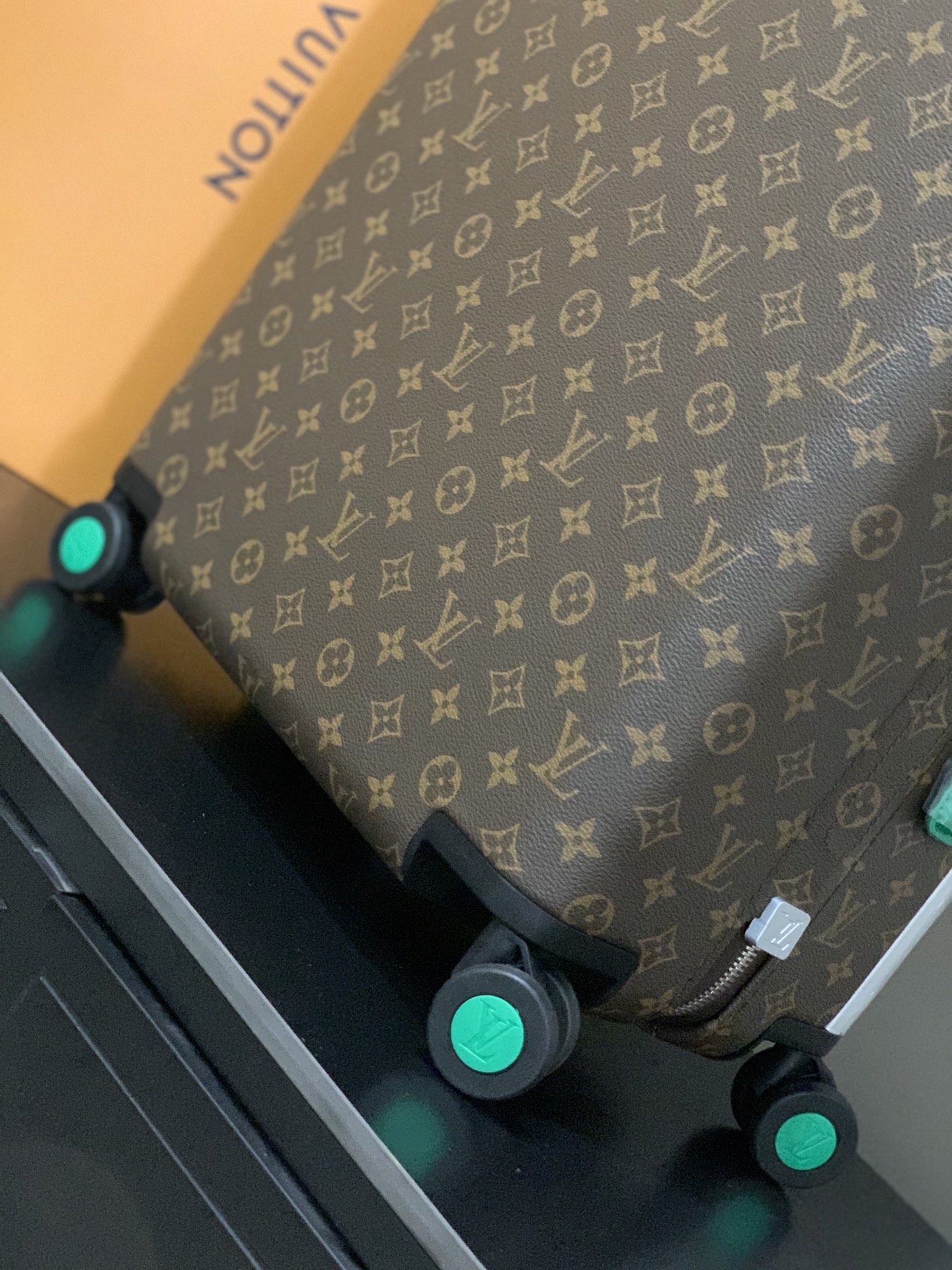 ⭐️原单
【55cm 高货 拉杆真皮包裹】
市场唯一对版货！  价格美丽🤩
HORIZON 四轮拉杆箱
对版细节：
1）✅拉杆材质：铝合金银色细拉杆、圆孔卡扣、铝合金按钮。
2）✅轮子：对版轮座，对版圆孔航空静音轮
3）✅锁：对版银色锁
4）✅皮：进口对版皮

5）✅皮：拉杆真皮包裹

✅对版size: 38.0 x 55.0 x 21.0 cm 
登机箱20寸
(长 x 高 x 宽) 
- 随身上机行李尺寸
- 容量：28升
&mdash;&mdash;&mdash;&mdash;&mdash;&mdash;&mdash;&mdash;&mdash;&mdash;&mdash;
【市场 普通 不对版货】
市场普通版本不对版细节
1）❌拉杆材质：错版塑料拉杆，方孔卡扣，塑料按钮。
2）❌轮子：错版轮座，错版大圆圈塑料轮
3）❌锁：错版灰色锁
4）❌皮：市场普通皮颜色不对花色不对版！
5）❌内里：颜色不对版
6）❌错版尺寸：32*58*19CM
7）❌拉杆：拉杆把手塑料打螺丝钉 底部全部是一排螺丝钉