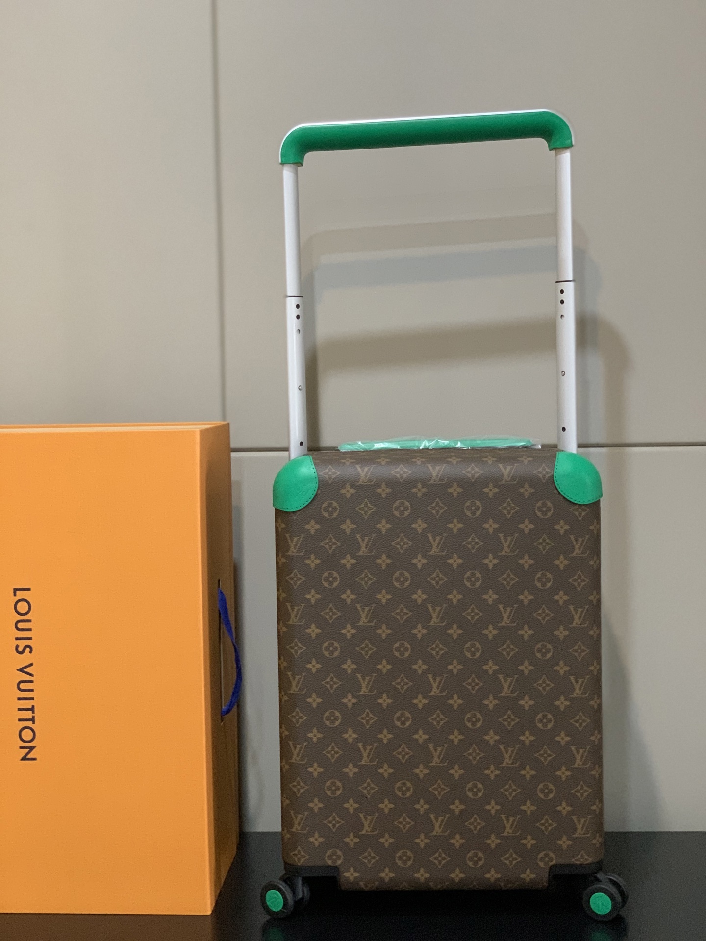 ⭐️原单
【55cm 高货 拉杆真皮包裹】
市场唯一对版货！  价格美丽🤩
HORIZON 四轮拉杆箱
对版细节：
1）✅拉杆材质：铝合金银色细拉杆、圆孔卡扣、铝合金按钮。
2）✅轮子：对版轮座，对版圆孔航空静音轮
3）✅锁：对版银色锁
4）✅皮：进口对版皮

5）✅皮：拉杆真皮包裹

✅对版size: 38.0 x 55.0 x 21.0 cm 
登机箱20寸
(长 x 高 x 宽) 
- 随身上机行李尺寸
- 容量：28升
&mdash;&mdash;&mdash;&mdash;&mdash;&mdash;&mdash;&mdash;&mdash;&mdash;&mdash;
【市场 普通 不对版货】
市场普通版本不对版细节
1）❌拉杆材质：错版塑料拉杆，方孔卡扣，塑料按钮。
2）❌轮子：错版轮座，错版大圆圈塑料轮
3）❌锁：错版灰色锁
4）❌皮：市场普通皮颜色不对花色不对版！
5）❌内里：颜色不对版
6）❌错版尺寸：32*58*19CM
7）❌拉杆：拉杆把手塑料打螺丝钉 底部全部是一排螺丝钉