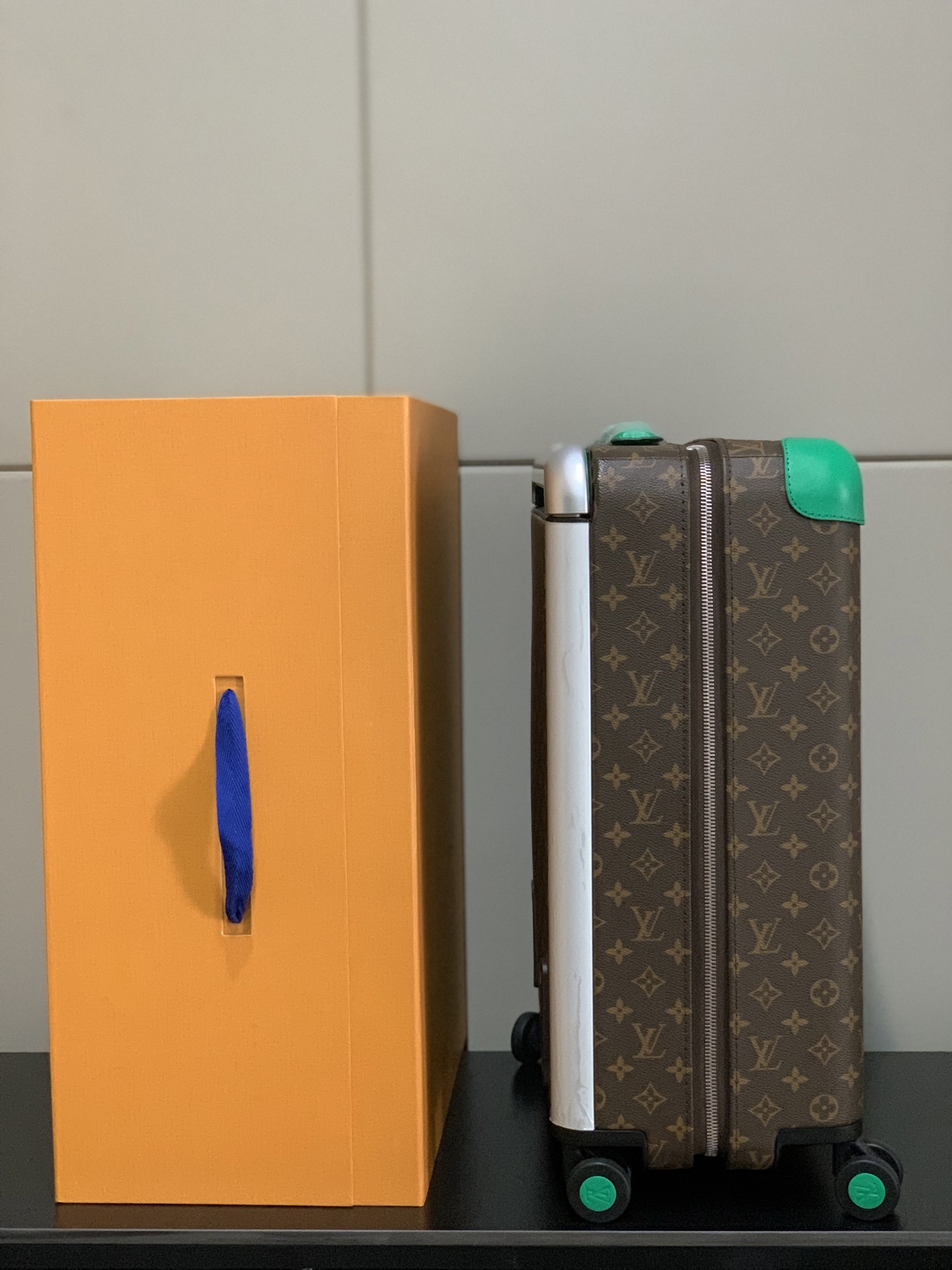 ⭐️原单
【55cm 高货 拉杆真皮包裹】
市场唯一对版货！  价格美丽🤩
HORIZON 四轮拉杆箱
对版细节：
1）✅拉杆材质：铝合金银色细拉杆、圆孔卡扣、铝合金按钮。
2）✅轮子：对版轮座，对版圆孔航空静音轮
3）✅锁：对版银色锁
4）✅皮：进口对版皮

5）✅皮：拉杆真皮包裹

✅对版size: 38.0 x 55.0 x 21.0 cm 
登机箱20寸
(长 x 高 x 宽) 
- 随身上机行李尺寸
- 容量：28升
&mdash;&mdash;&mdash;&mdash;&mdash;&mdash;&mdash;&mdash;&mdash;&mdash;&mdash;
【市场 普通 不对版货】
市场普通版本不对版细节
1）❌拉杆材质：错版塑料拉杆，方孔卡扣，塑料按钮。
2）❌轮子：错版轮座，错版大圆圈塑料轮
3）❌锁：错版灰色锁
4）❌皮：市场普通皮颜色不对花色不对版！
5）❌内里：颜色不对版
6）❌错版尺寸：32*58*19CM
7）❌拉杆：拉杆把手塑料打螺丝钉 底部全部是一排螺丝钉