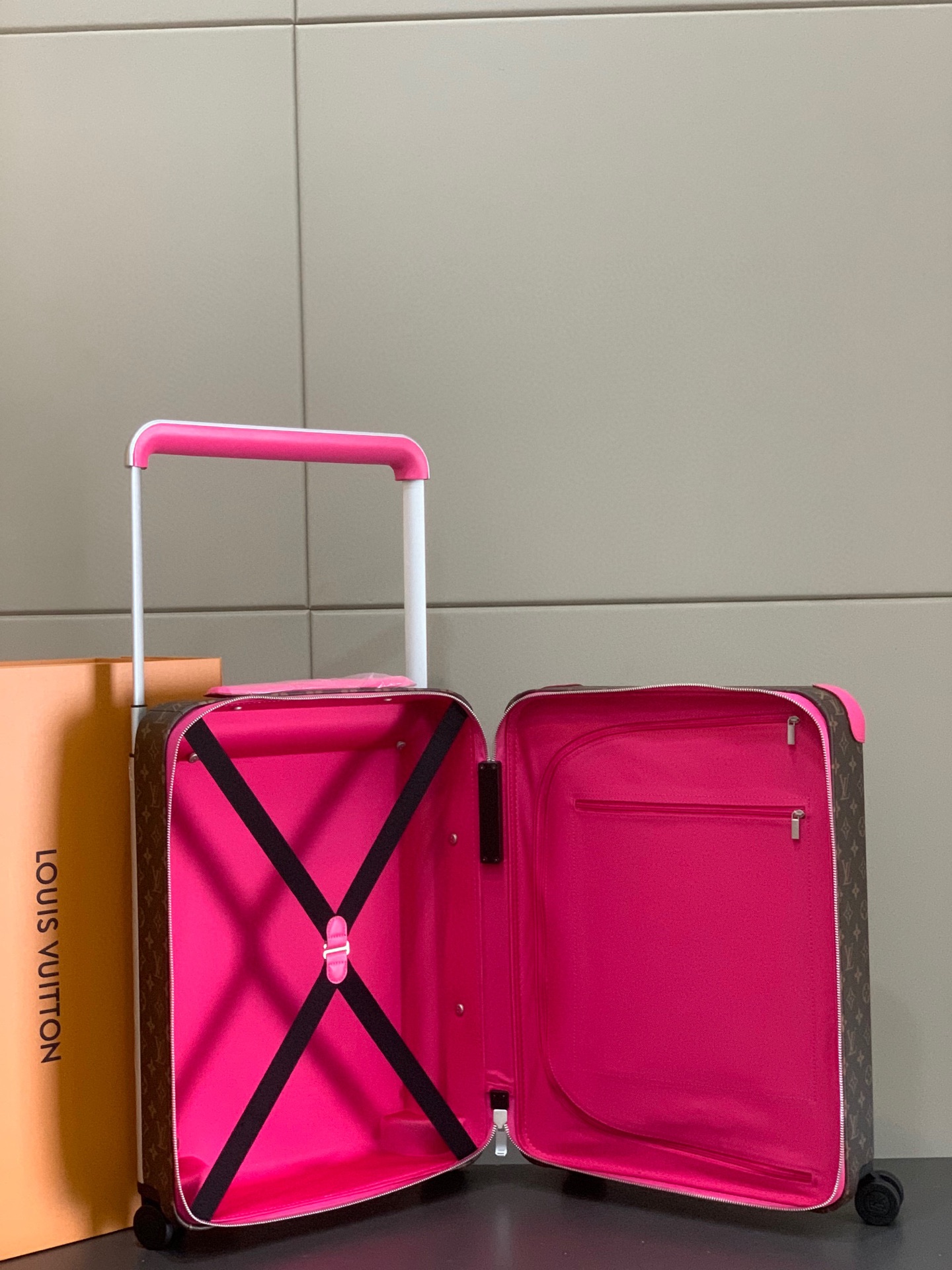 ⭐️原单
【55cm 高货 拉杆真皮包裹】
市场唯一对版货！  价格美丽🤩
HORIZON 四轮拉杆箱
对版细节：
1）✅拉杆材质：铝合金银色细拉杆、圆孔卡扣、铝合金按钮。
2）✅轮子：对版轮座，对版圆孔航空静音轮
3）✅锁：对版银色锁
4）✅皮：进口对版皮

5）✅皮：拉杆真皮包裹

✅对版size: 38.0 x 55.0 x 21.0 cm 
登机箱20寸
(长 x 高 x 宽) 
- 随身上机行李尺寸
- 容量：28升
&mdash;&mdash;&mdash;&mdash;&mdash;&mdash;&mdash;&mdash;&mdash;&mdash;&mdash;
【市场 普通 不对版货】
市场普通版本不对版细节
1）❌拉杆材质：错版塑料拉杆，方孔卡扣，塑料按钮。
2）❌轮子：错版轮座，错版大圆圈塑料轮
3）❌锁：错版灰色锁
4）❌皮：市场普通皮颜色不对花色不对版！
5）❌内里：颜色不对版
6）❌错版尺寸：32*58*19CM
7）❌拉杆：拉杆把手塑料打螺丝钉 底部全部是一排螺丝钉