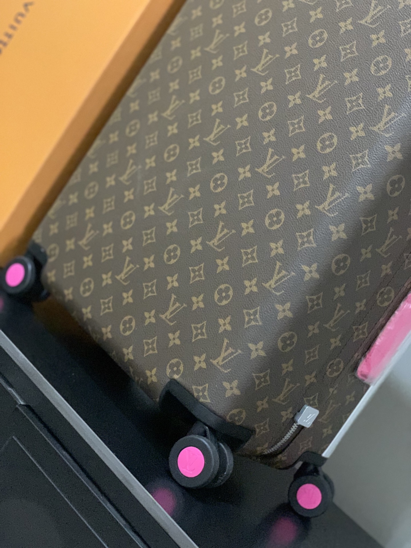 ⭐️原单
【55cm 高货 拉杆真皮包裹】
市场唯一对版货！  价格美丽🤩
HORIZON 四轮拉杆箱
对版细节：
1）✅拉杆材质：铝合金银色细拉杆、圆孔卡扣、铝合金按钮。
2）✅轮子：对版轮座，对版圆孔航空静音轮
3）✅锁：对版银色锁
4）✅皮：进口对版皮

5）✅皮：拉杆真皮包裹

✅对版size: 38.0 x 55.0 x 21.0 cm 
登机箱20寸
(长 x 高 x 宽) 
- 随身上机行李尺寸
- 容量：28升
&mdash;&mdash;&mdash;&mdash;&mdash;&mdash;&mdash;&mdash;&mdash;&mdash;&mdash;
【市场 普通 不对版货】
市场普通版本不对版细节
1）❌拉杆材质：错版塑料拉杆，方孔卡扣，塑料按钮。
2）❌轮子：错版轮座，错版大圆圈塑料轮
3）❌锁：错版灰色锁
4）❌皮：市场普通皮颜色不对花色不对版！
5）❌内里：颜色不对版
6）❌错版尺寸：32*58*19CM
7）❌拉杆：拉杆把手塑料打螺丝钉 底部全部是一排螺丝钉