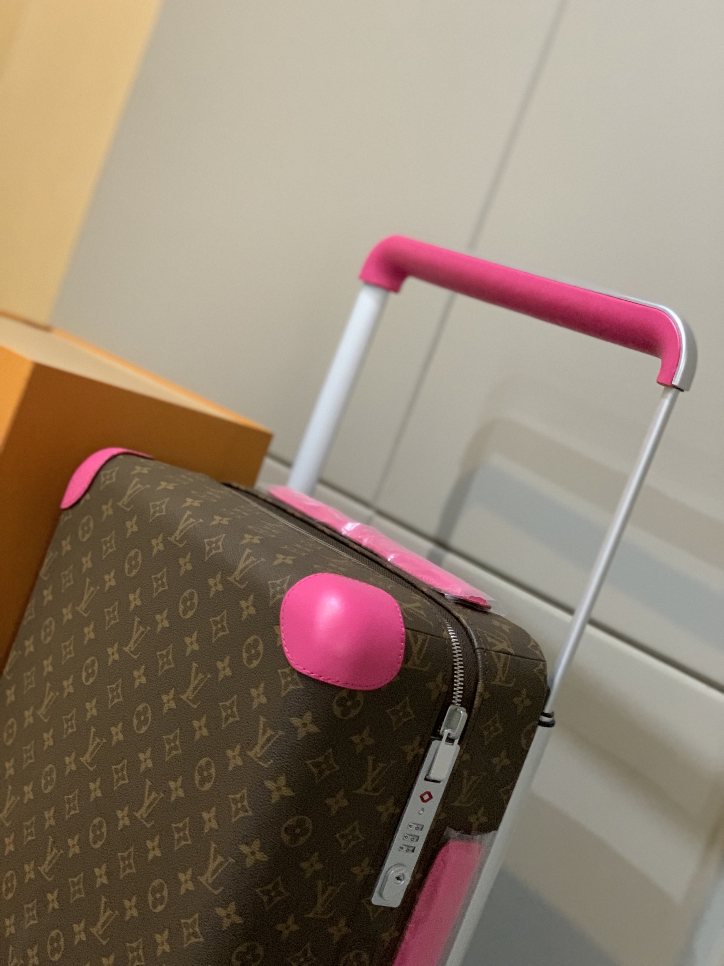 ⭐️原单
【55cm 高货 拉杆真皮包裹】
市场唯一对版货！  价格美丽🤩
HORIZON 四轮拉杆箱
对版细节：
1）✅拉杆材质：铝合金银色细拉杆、圆孔卡扣、铝合金按钮。
2）✅轮子：对版轮座，对版圆孔航空静音轮
3）✅锁：对版银色锁
4）✅皮：进口对版皮

5）✅皮：拉杆真皮包裹

✅对版size: 38.0 x 55.0 x 21.0 cm 
登机箱20寸
(长 x 高 x 宽) 
- 随身上机行李尺寸
- 容量：28升
&mdash;&mdash;&mdash;&mdash;&mdash;&mdash;&mdash;&mdash;&mdash;&mdash;&mdash;
【市场 普通 不对版货】
市场普通版本不对版细节
1）❌拉杆材质：错版塑料拉杆，方孔卡扣，塑料按钮。
2）❌轮子：错版轮座，错版大圆圈塑料轮
3）❌锁：错版灰色锁
4）❌皮：市场普通皮颜色不对花色不对版！
5）❌内里：颜色不对版
6）❌错版尺寸：32*58*19CM
7）❌拉杆：拉杆把手塑料打螺丝钉 底部全部是一排螺丝钉