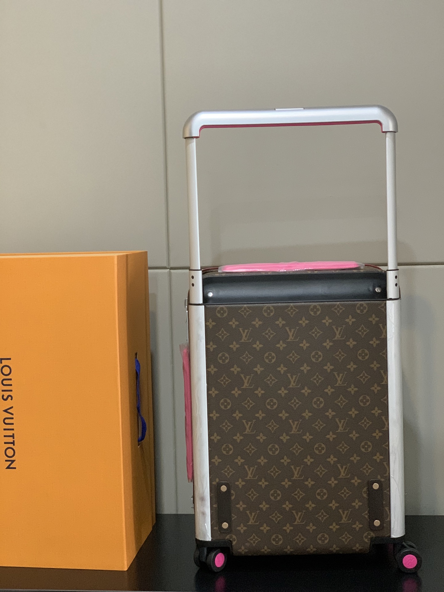 ⭐️原单
【55cm 高货 拉杆真皮包裹】
市场唯一对版货！  价格美丽🤩
HORIZON 四轮拉杆箱
对版细节：
1）✅拉杆材质：铝合金银色细拉杆、圆孔卡扣、铝合金按钮。
2）✅轮子：对版轮座，对版圆孔航空静音轮
3）✅锁：对版银色锁
4）✅皮：进口对版皮

5）✅皮：拉杆真皮包裹

✅对版size: 38.0 x 55.0 x 21.0 cm 
登机箱20寸
(长 x 高 x 宽) 
- 随身上机行李尺寸
- 容量：28升
&mdash;&mdash;&mdash;&mdash;&mdash;&mdash;&mdash;&mdash;&mdash;&mdash;&mdash;
【市场 普通 不对版货】
市场普通版本不对版细节
1）❌拉杆材质：错版塑料拉杆，方孔卡扣，塑料按钮。
2）❌轮子：错版轮座，错版大圆圈塑料轮
3）❌锁：错版灰色锁
4）❌皮：市场普通皮颜色不对花色不对版！
5）❌内里：颜色不对版
6）❌错版尺寸：32*58*19CM
7）❌拉杆：拉杆把手塑料打螺丝钉 底部全部是一排螺丝钉