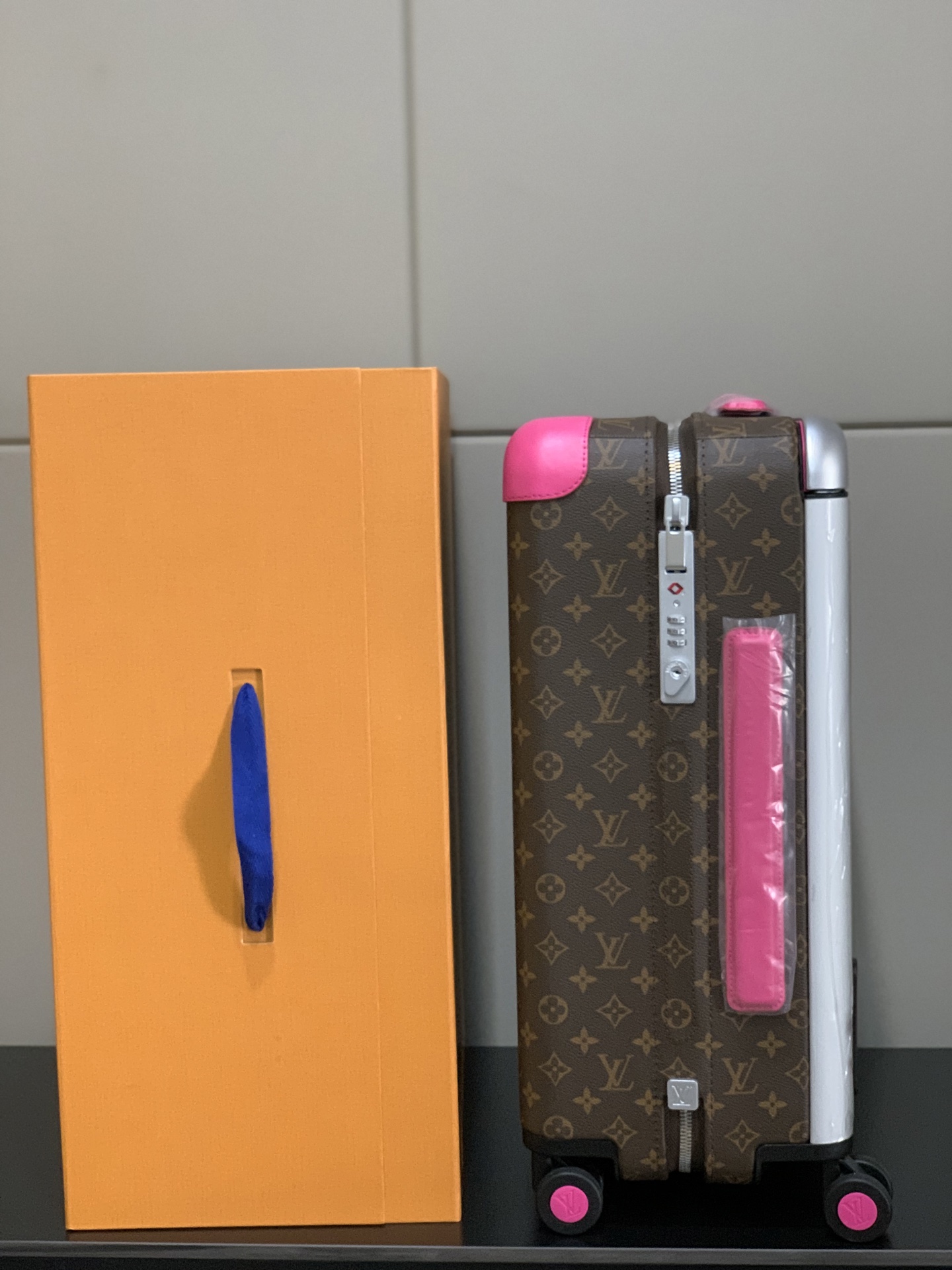 ⭐️原单
【55cm 高货 拉杆真皮包裹】
市场唯一对版货！  价格美丽🤩
HORIZON 四轮拉杆箱
对版细节：
1）✅拉杆材质：铝合金银色细拉杆、圆孔卡扣、铝合金按钮。
2）✅轮子：对版轮座，对版圆孔航空静音轮
3）✅锁：对版银色锁
4）✅皮：进口对版皮

5）✅皮：拉杆真皮包裹

✅对版size: 38.0 x 55.0 x 21.0 cm 
登机箱20寸
(长 x 高 x 宽) 
- 随身上机行李尺寸
- 容量：28升
&mdash;&mdash;&mdash;&mdash;&mdash;&mdash;&mdash;&mdash;&mdash;&mdash;&mdash;
【市场 普通 不对版货】
市场普通版本不对版细节
1）❌拉杆材质：错版塑料拉杆，方孔卡扣，塑料按钮。
2）❌轮子：错版轮座，错版大圆圈塑料轮
3）❌锁：错版灰色锁
4）❌皮：市场普通皮颜色不对花色不对版！
5）❌内里：颜色不对版
6）❌错版尺寸：32*58*19CM
7）❌拉杆：拉杆把手塑料打螺丝钉 底部全部是一排螺丝钉