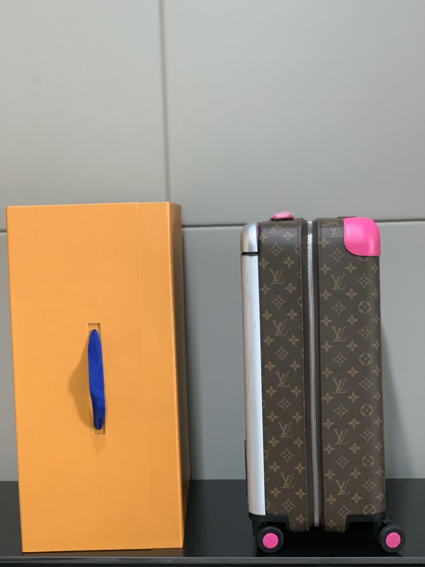 ⭐️原单
【55cm 高货 拉杆真皮包裹】
市场唯一对版货！  价格美丽🤩
HORIZON 四轮拉杆箱
对版细节：
1）✅拉杆材质：铝合金银色细拉杆、圆孔卡扣、铝合金按钮。
2）✅轮子：对版轮座，对版圆孔航空静音轮
3）✅锁：对版银色锁
4）✅皮：进口对版皮

5）✅皮：拉杆真皮包裹

✅对版size: 38.0 x 55.0 x 21.0 cm 
登机箱20寸
(长 x 高 x 宽) 
- 随身上机行李尺寸
- 容量：28升
&mdash;&mdash;&mdash;&mdash;&mdash;&mdash;&mdash;&mdash;&mdash;&mdash;&mdash;
【市场 普通 不对版货】
市场普通版本不对版细节
1）❌拉杆材质：错版塑料拉杆，方孔卡扣，塑料按钮。
2）❌轮子：错版轮座，错版大圆圈塑料轮
3）❌锁：错版灰色锁
4）❌皮：市场普通皮颜色不对花色不对版！
5）❌内里：颜色不对版
6）❌错版尺寸：32*58*19CM
7）❌拉杆：拉杆把手塑料打螺丝钉 底部全部是一排螺丝钉